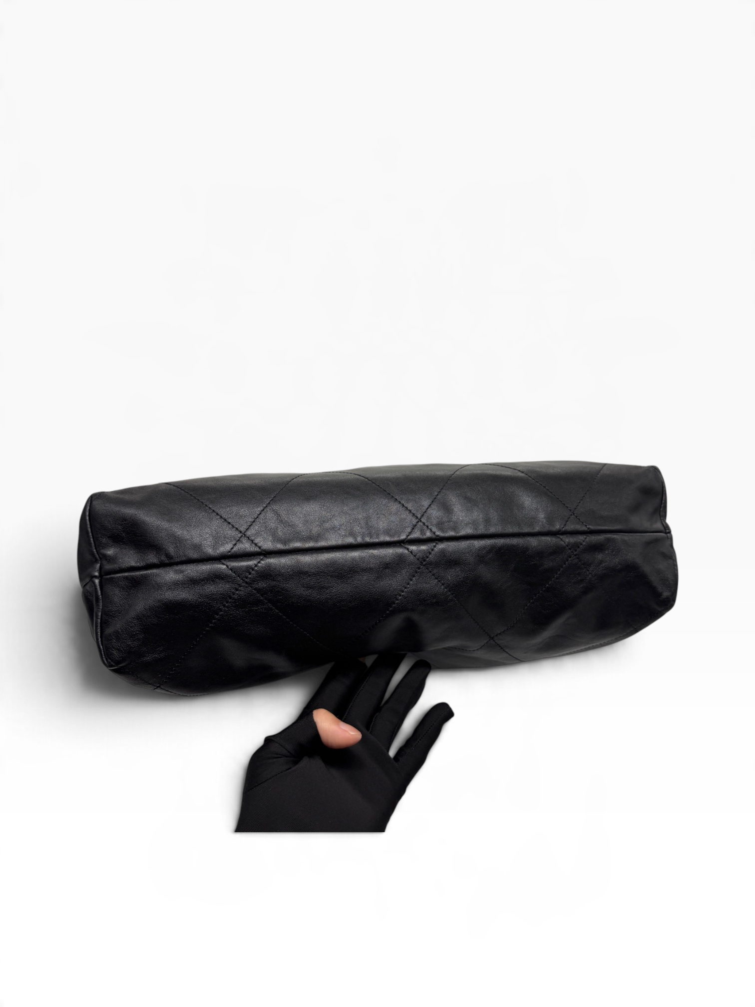 Pre owned chanel 22S black M10141