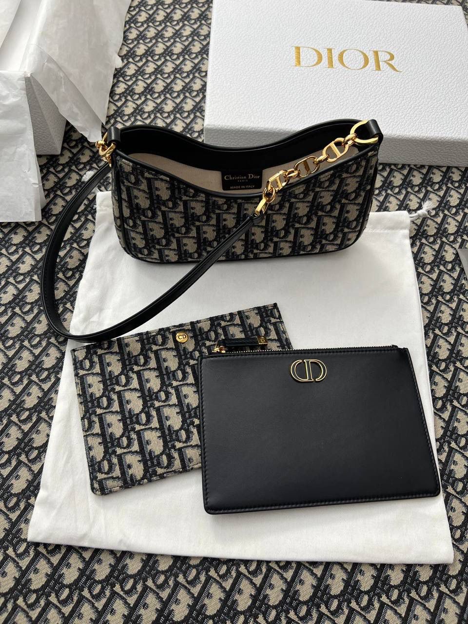 30 MONTAIGNE HOBO AVENUE👜✨ 尺寸：21 x 13 x 5 厘米 这款 Hobo Avenue 迷你手袋是二零二三秋季成衣系列新品，丰富了 30 Montaigne 系列，彰显复古魅力。 正面饰以同色调珐琅 CD 标志 宽大的隔层 2 个可拆卸小袋，其中一个设有 1 个拉链开合和 3 个卡槽 肩带链条部分采用同色调珐琅 CD 链环打造 配独家高定整套包装