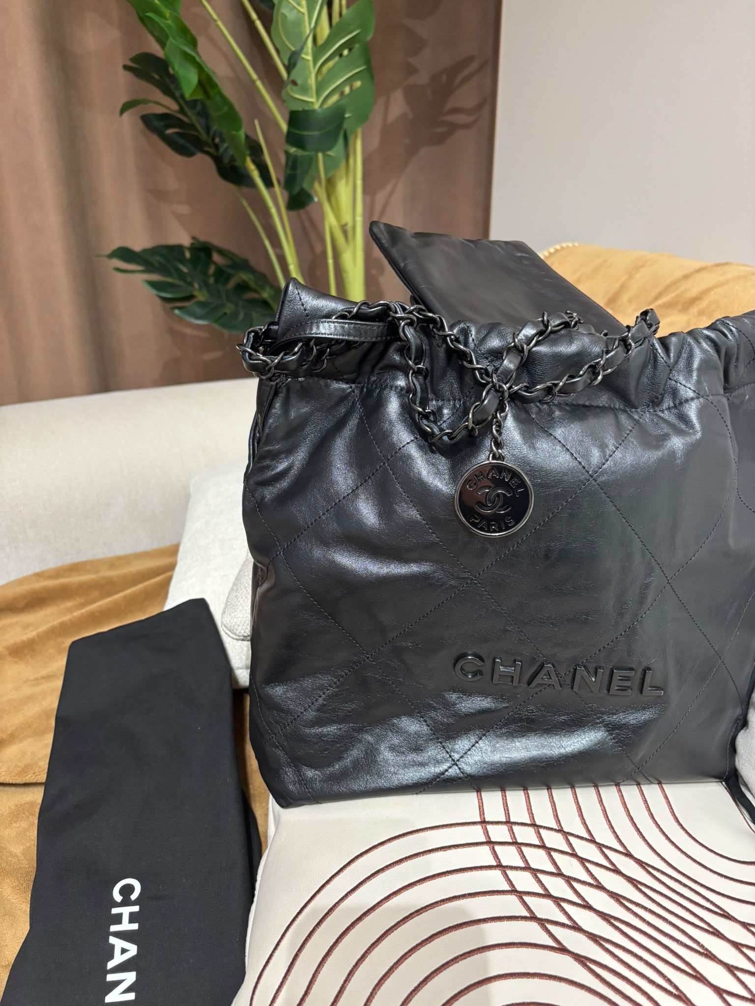 Chanel 22 small so black calfskin,100%Authentic, 95%new ，✅晶片✅Dust bag✅box