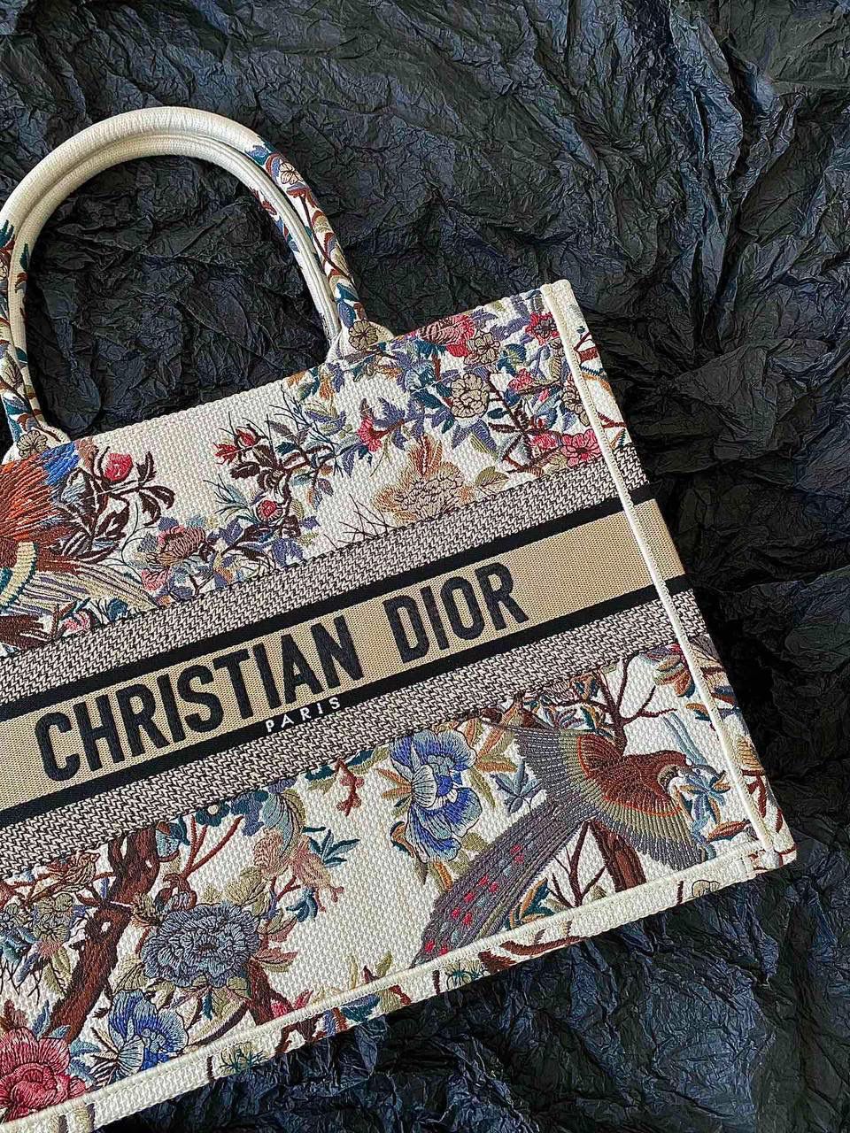 🈶白色花卉中号 𝗖𝗗 𝗕𝗼𝗼𝗸 𝘁𝗼𝘁𝗲购物袋"冬日花园" 充满诗意和繁花盛放，对花卉的喜爱💐🎀 即使在严寒的冬天都要鲜花围绕 这是刻在骨子里的浪漫 这不只是包，还是艺术品💯 36.5×28×17.5cm