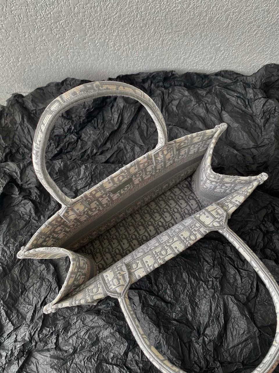 🈶老花灰，中号 𝗗𝗜𝗢𝗥 𝗕𝗼𝗼𝗸 𝘁𝗼𝘁𝗲 购物袋 火遍大街小巷，席卷整个时尚圈 浓厚的复古艺术气息简直是行走的艺术品 全手工立体刺绣 凹凸有致 超大容量❤️‍🔥🤩 特别适合想把整个家带出门的姑娘 妈咪袋 公文包 旅行出游好帮手 时髦精人手一只的经典款 36×27×16cm