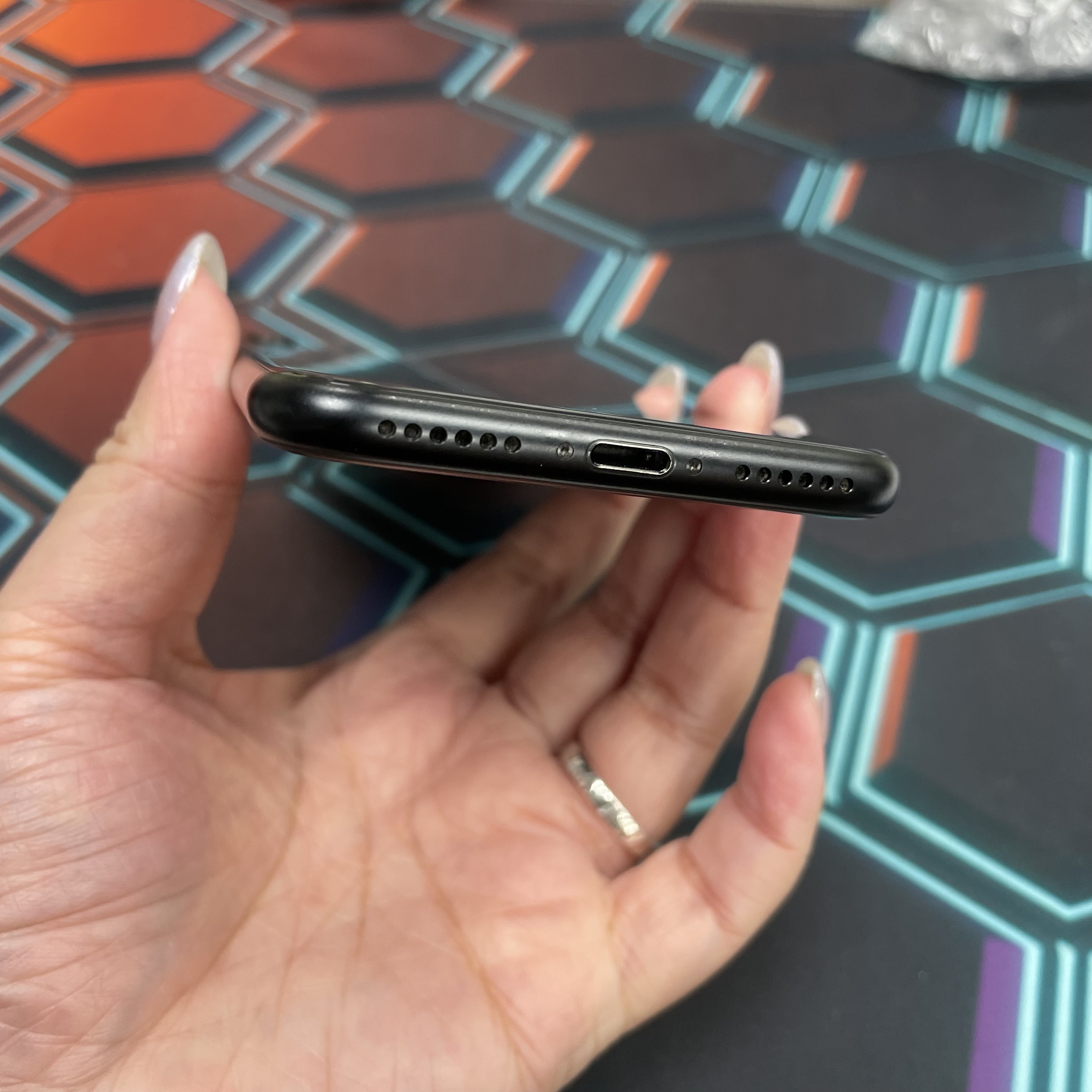 *7063 SE 2 勁靚機 128GB 電76 黑色 black