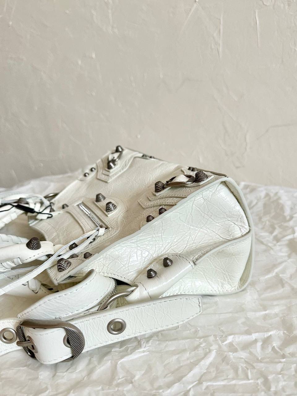 ba1enciaga Neo cagole 机车包xs 白银🐇 首先声明，我爱一切机车元素 无论是le cagole还是这只neo 喜欢大容量的姐妹冲这只 油蜡皮的不规则摔纹配上大量的五金配件 还有流苏拉牌➕爱心镜子➕零钱包挂件 极繁的魅力由此而来～ 辣妹酷妹冲冲！ 26×17.8×11.4cm700940m