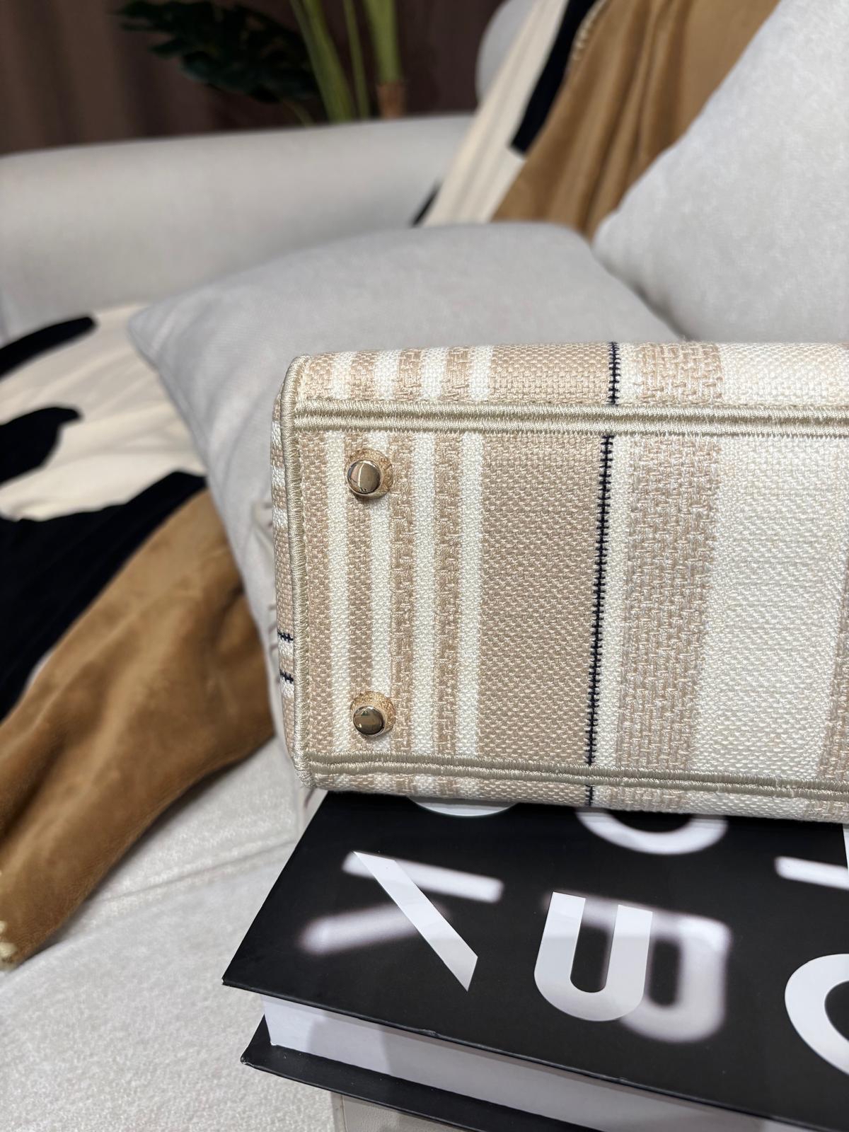 Dior lady dior medium  100%Authentic ,98%new ✅專門店收據✅證書✅dust bag✅box 📣🌟專門店現貨售價$ 4 x x x x🌟