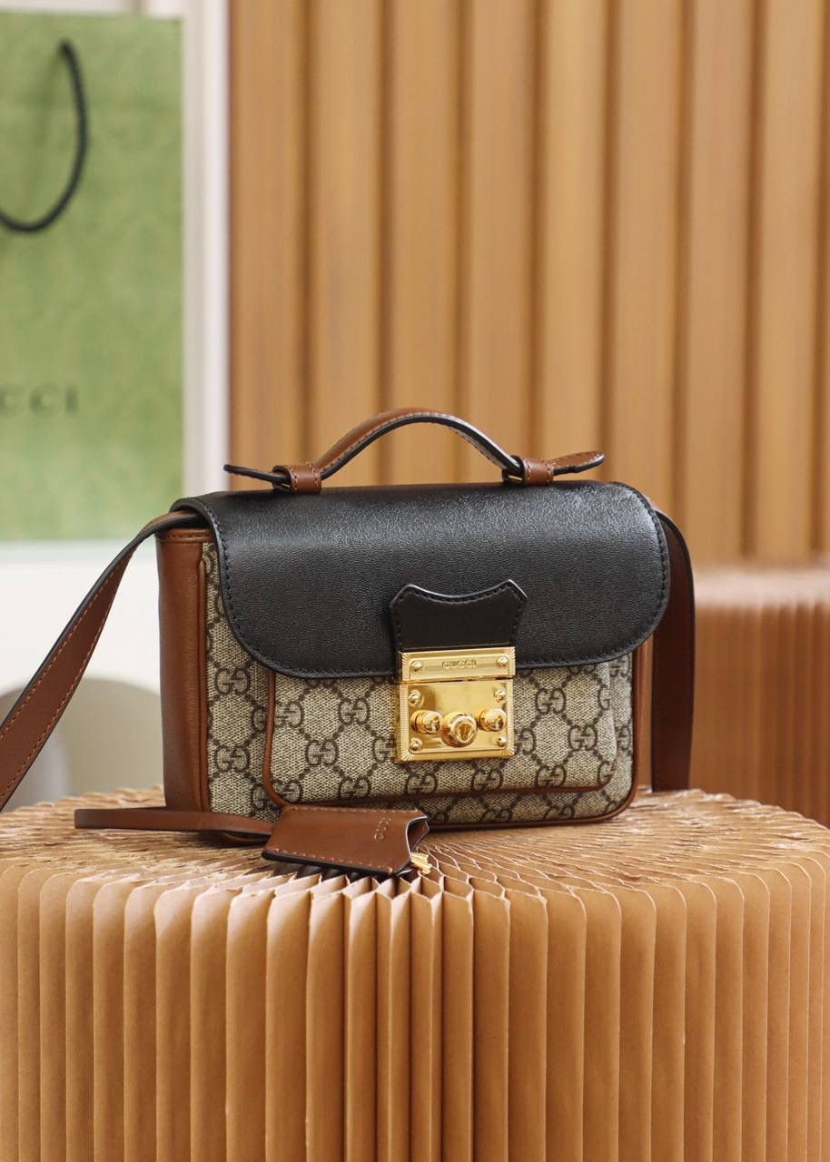 𝐩𝐚𝐝𝐥𝐨𝐜𝐤小锁扣邮差包#658487#正品皮 ✔️尺寸：21*14*5cm 𝐩𝐚𝐝𝐥𝐨𝐜𝐤新品锁头邮差包， 超赞的设计，拼色灵感源自典藏设计， 为邮差包造型再添惊艳之作， 经典的𝐩𝐚𝐝𝐥𝐨𝐜𝐤标志性小锁扣， 经典的配色，更让人韵味十足， 容量更加人性化的分层收纳， 让你日常使用更加便捷舒适！ 超级种草，又是一个大爆款的节奏！🔥🔥