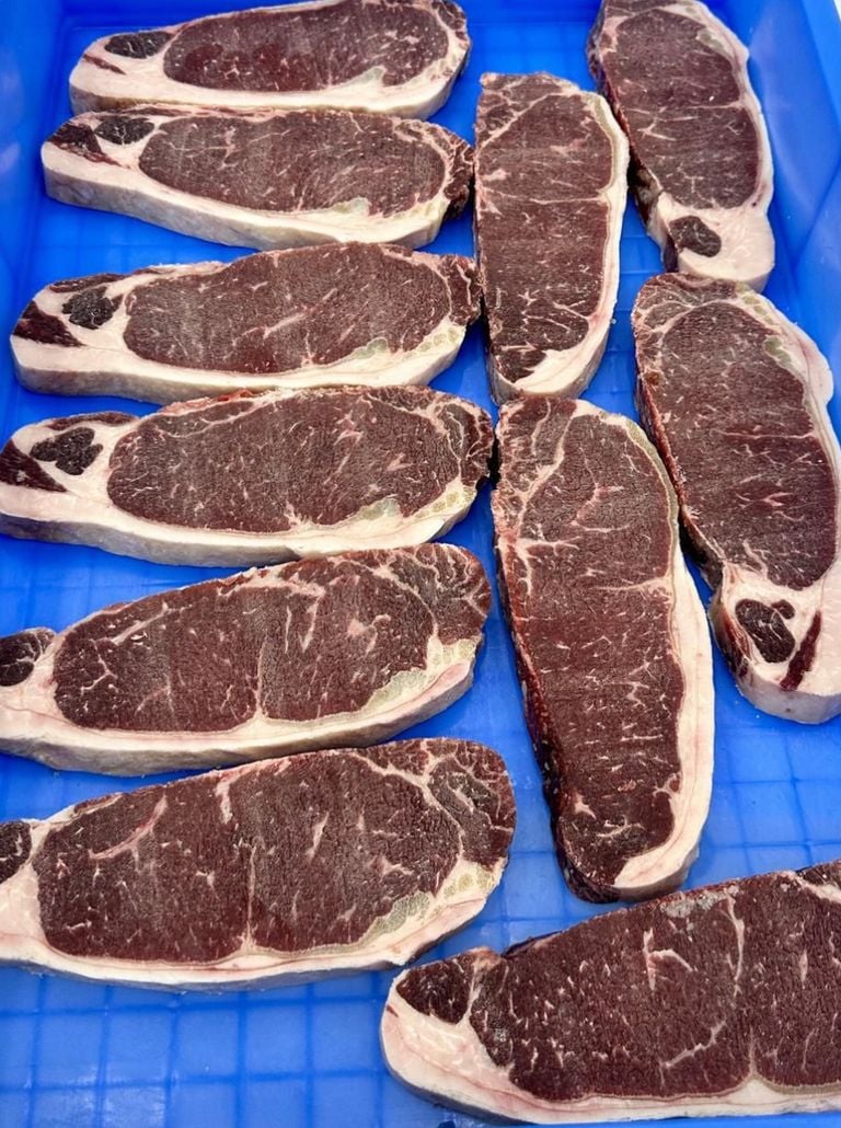 🥩 頂級安格斯西冷牛扒 200–220g/塊