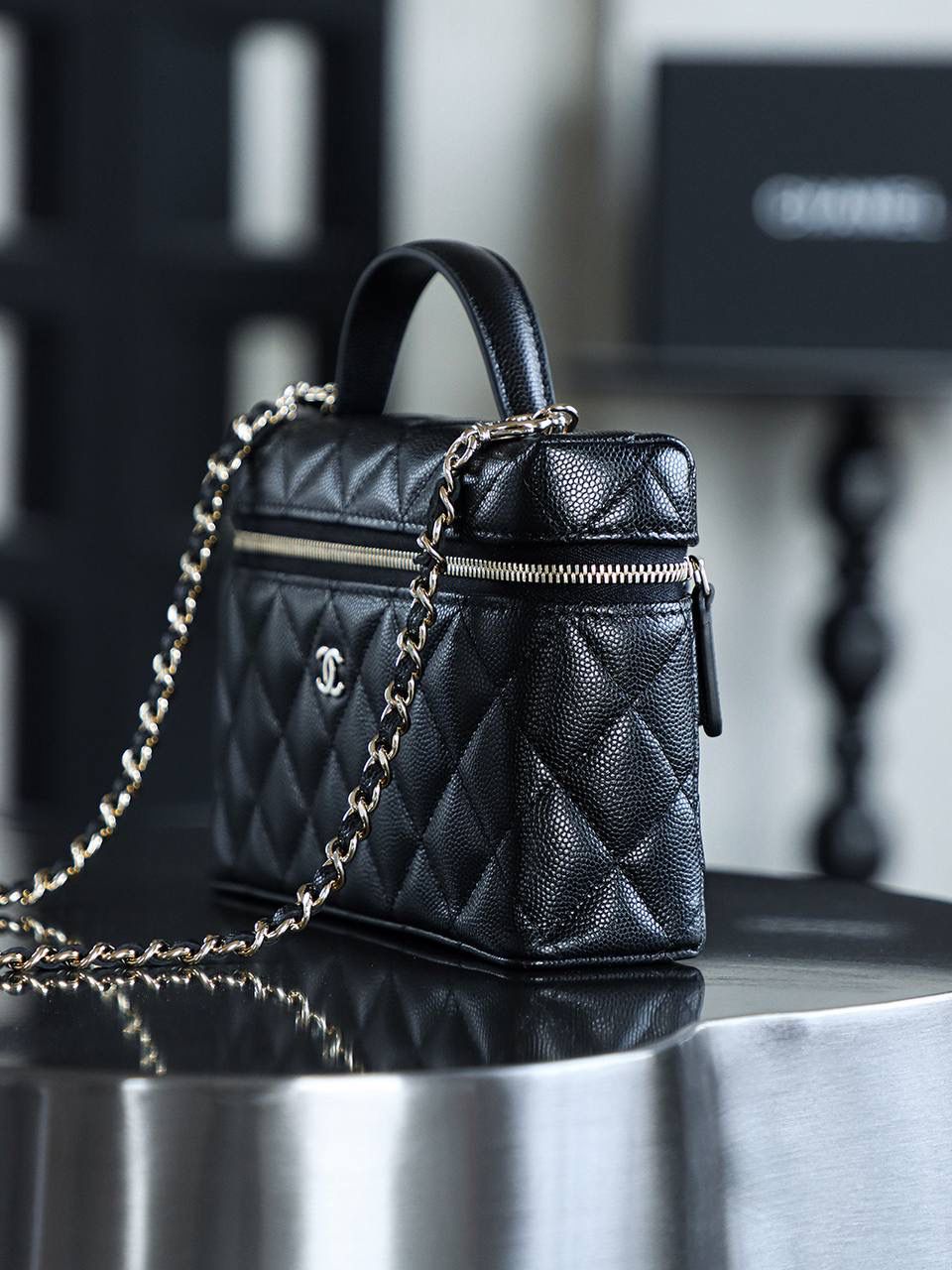 25P飯盒包鑒定版👜 一包一碼 支持全球鑒定查驗身份證原廠專G 三隻羊皮料過關清單資料可査詢 25P系列中的明星單品，lp飯盒包非常輕便，鏈條可拆卸當手拿包！ 小logo很高級，內斂的高級感！ 小而不廢，plus手機妥妥的容納，可甜可酷完美體現！ 五金：全鋼淺金扣 皮料：impala三隻羊中小球 尺寸：17*19.5*5cm