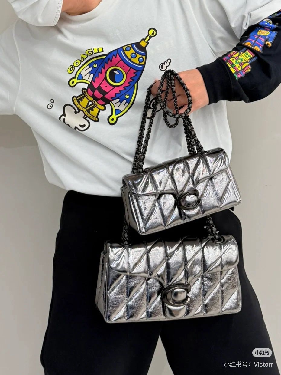 多款任選$118/2件。C*oach 印花情侶短袖