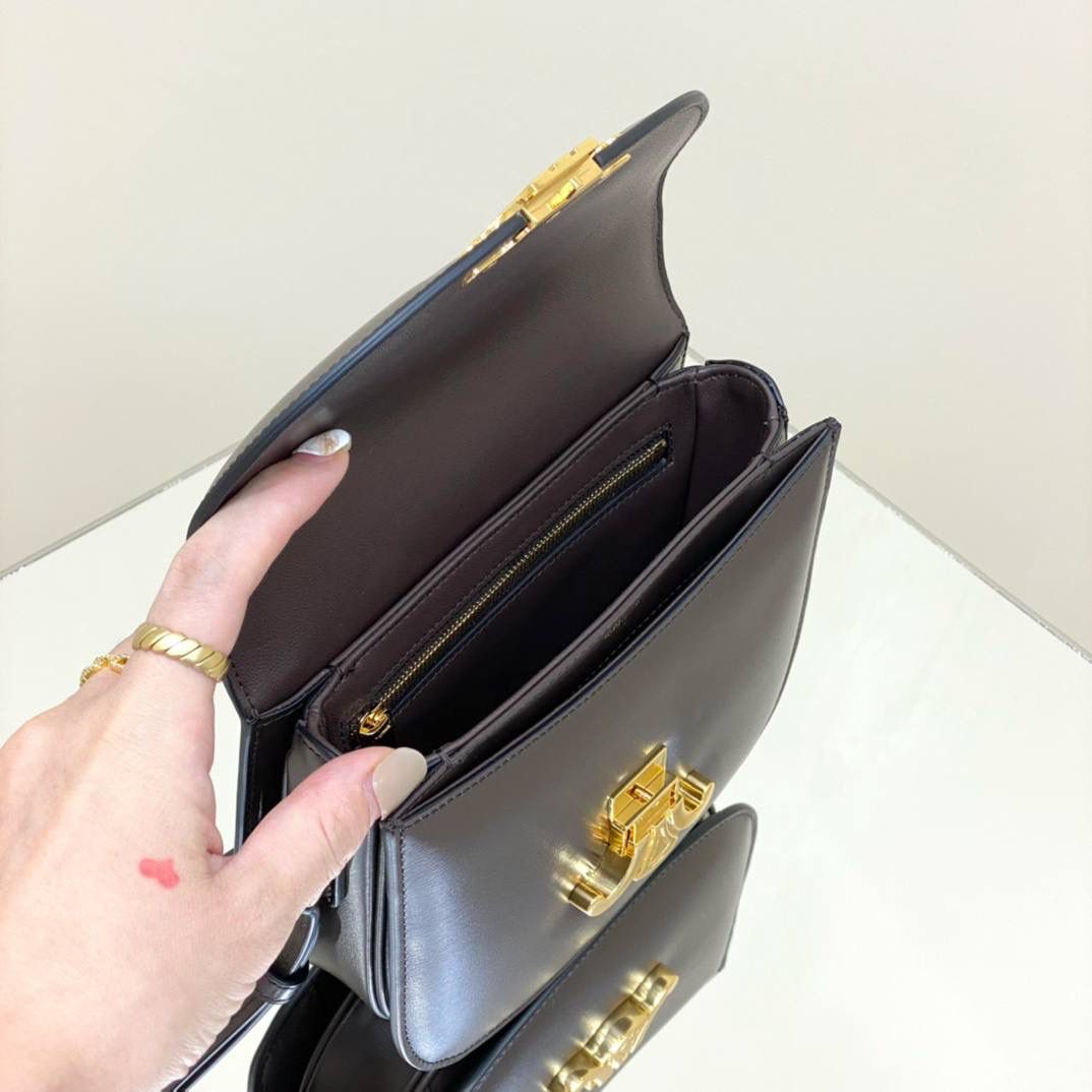 🔥大货实拍图 𝗖𝗘𝗟𝗜𝗡𝗘 ♥ 𝗧𝗘𝗘𝗡 𝗕𝗘𝗦𝗔𝗖𝗘肩带马鞍 型号：110413 尺寸：18.5*16*6cm 这只包除了皮质采用了CELINE 最具标志性的亮泽小牛皮之外，还采用了3种制包工艺(毛边/背缝/滚边背缝)市面上几乎没有品牌会这样大费周章去制作一只手袋。并且一般的品牌手袋的内衬都是麂皮的材质，而这款手袋采用了纳帕小羊皮，表里如一地奢华与精致！✨