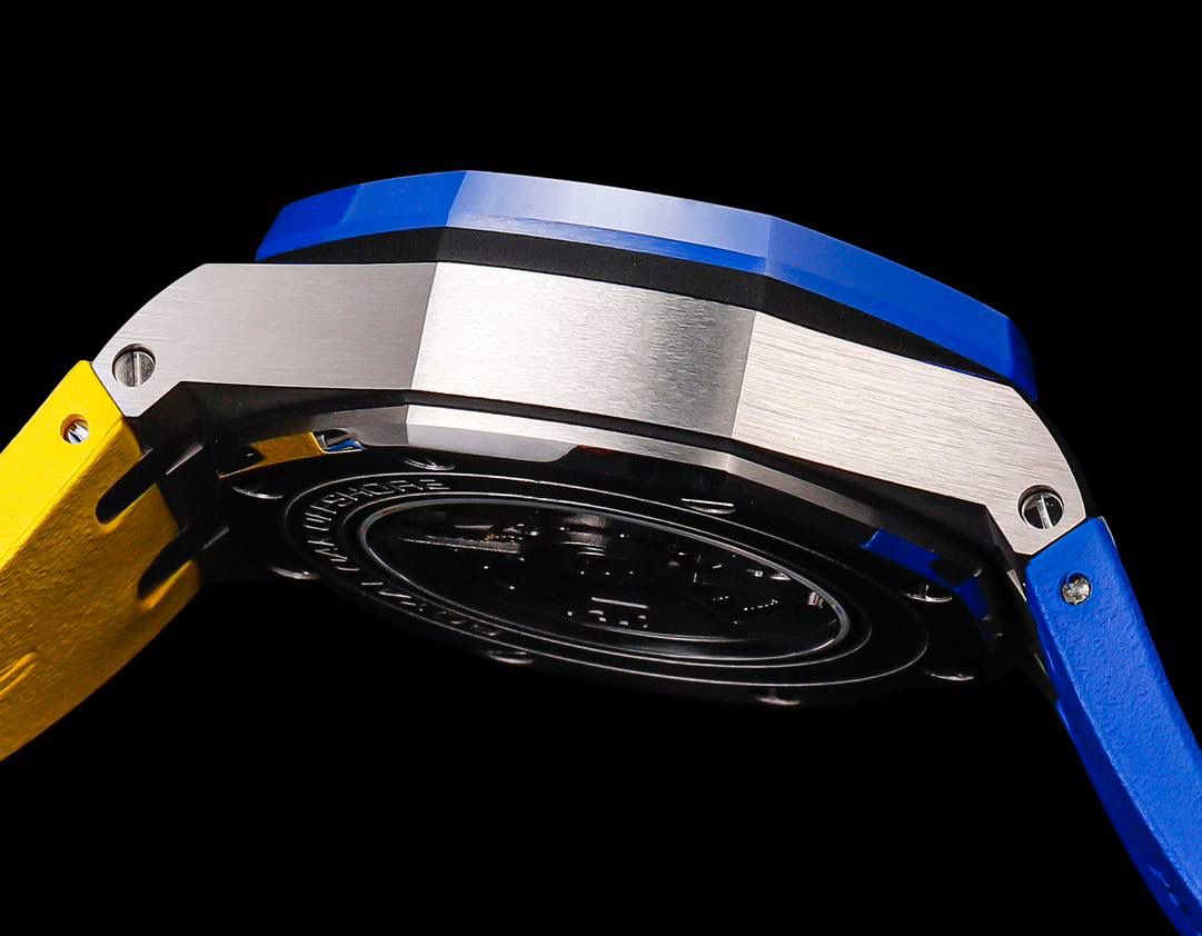 🚀皇家橡树离岸型26400/26238/26470系列正式登场！款式最全，做工最好的爱彼计时款腕表来了，有做工好的顶级货😍💯廉价的小厂货就别去考虑了！ 1，机芯采用12位小秒的定制版3126计时机芯，完美还原原版所有功能。经过精密打磨，大大加强了其稳定性。 2，其中碳纤维系列表壳采用全新碳纤维复合材料——「Carbon TPT® B.4」打造，这种高科技材料比常规 Carbon TPT® 密度提高4%，纤维硬度提升15%，树脂强度提升30%，材料结构经过各项异性优化，保持轻盈同时无比坚韧，提供迄今最强的抗冲击性能。 3，字面颜色均采用目前最先进电镀技术，非几年前的简单喷漆技术。每一个巧克力格纹装饰，通过CNC级别打磨，无限接近原版。 4，同步原版搭载微微活动头粒，胶带采用进口氟橡胶材质，皮带采用美洲鳄鱼皮材质，更加耐磨耐造。