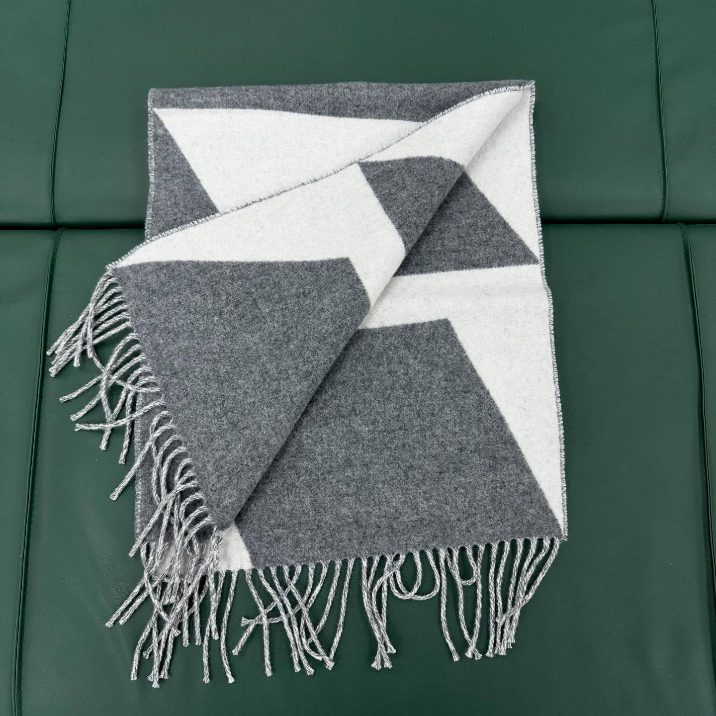 HETMES 全新🔥幾何圖形雙面印花100%喀什米爾羊絨 圍巾🩶