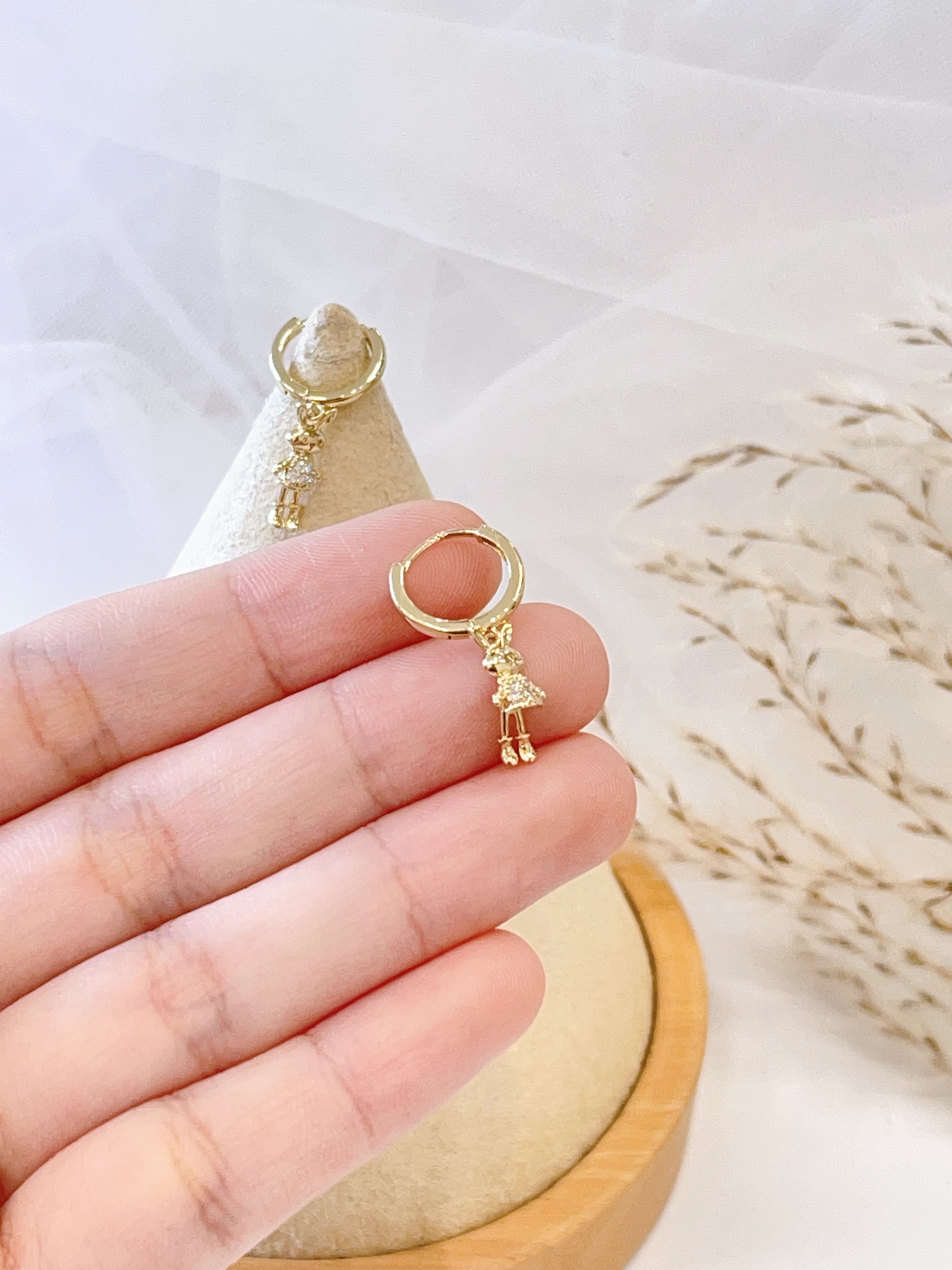 可移动金色小兔子玩偶耳环