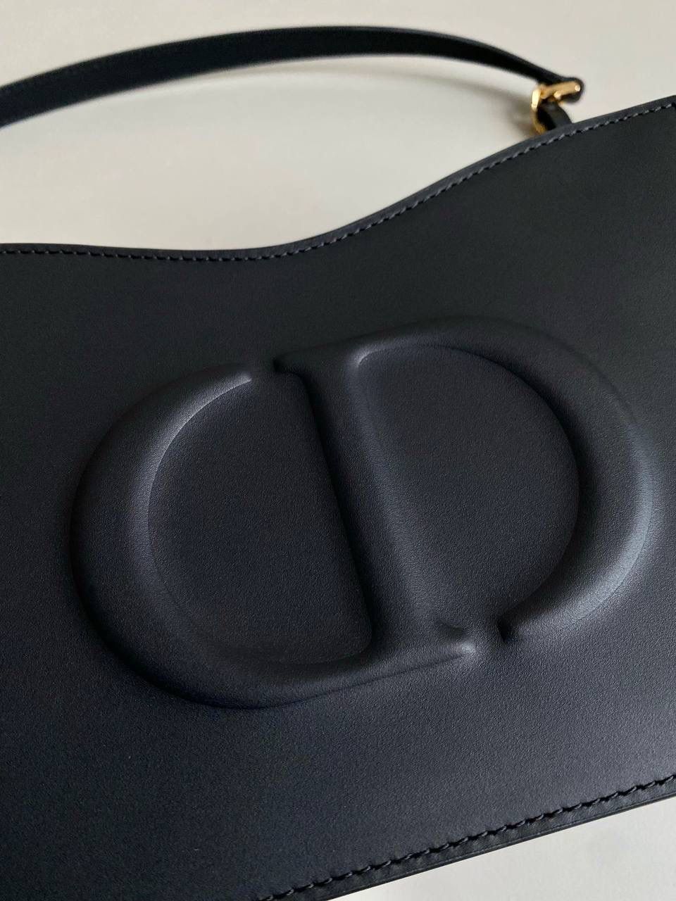 🈶全皮黑 𝗗𝗜𝗢𝗥 𝗦𝗶𝗴𝗻𝗮𝘁𝘂𝗿𝗲 𝗛𝗼𝗯𝗼 腋下包 Hobo在时尚圈一直占据着重要地位 全新包型又来咯，日常轻盈这只绝对OK 经典标志性logo又透着一股复古的调调 任何年龄段女生拿都不违和，非常有品 衔接的链条肩带也显得灵动随性不木讷了 很有法式优雅气息，冬天配大衣一绝 我可以天天背都不腻，通勤率只高不低 23.5×14.5×6cm，8131m