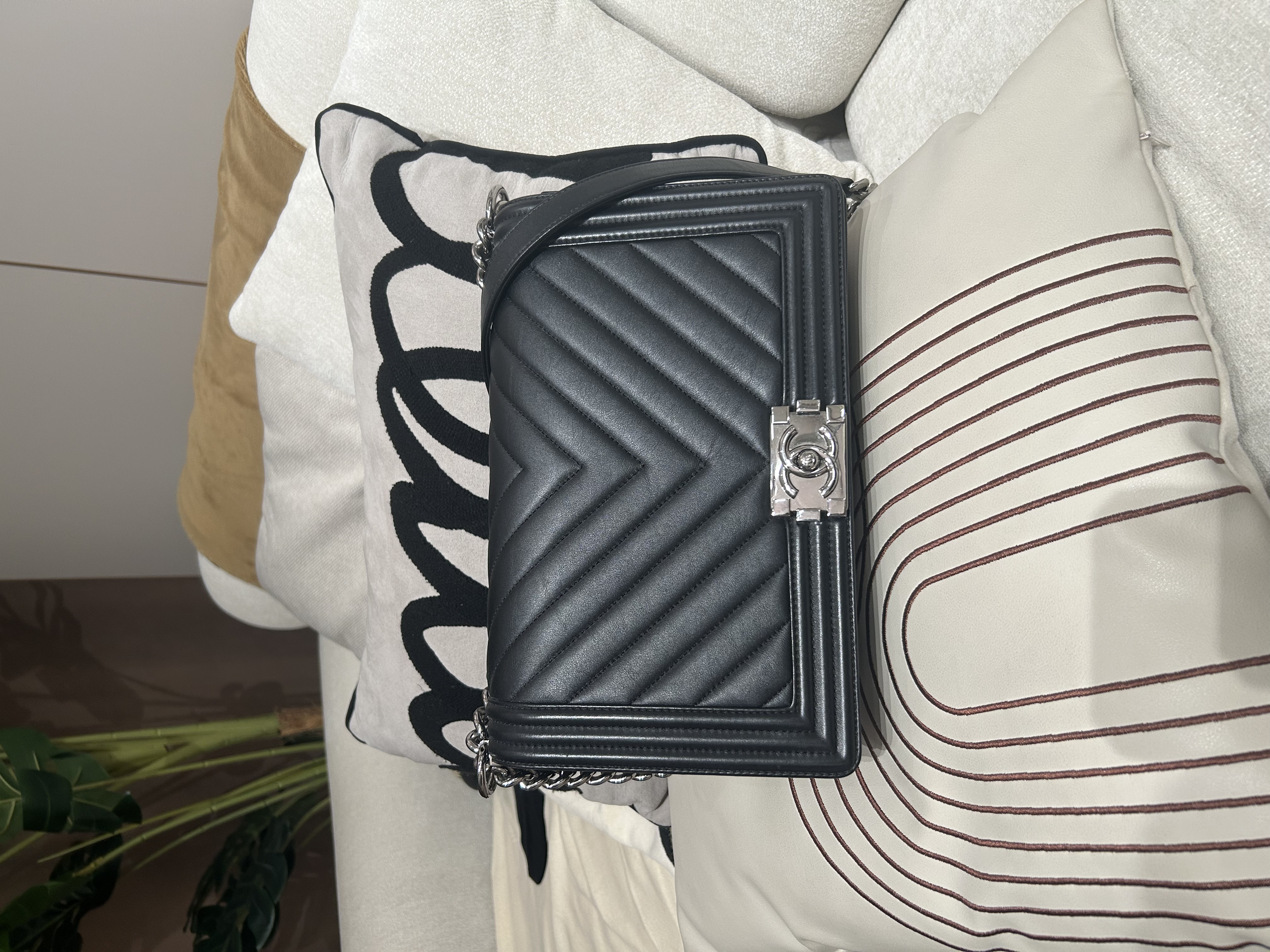 Chanel boy Chanel 28cm黑色牛皮銀扣  100%Authentic ,95%new ✅26CARD✅塵袋✅盒 