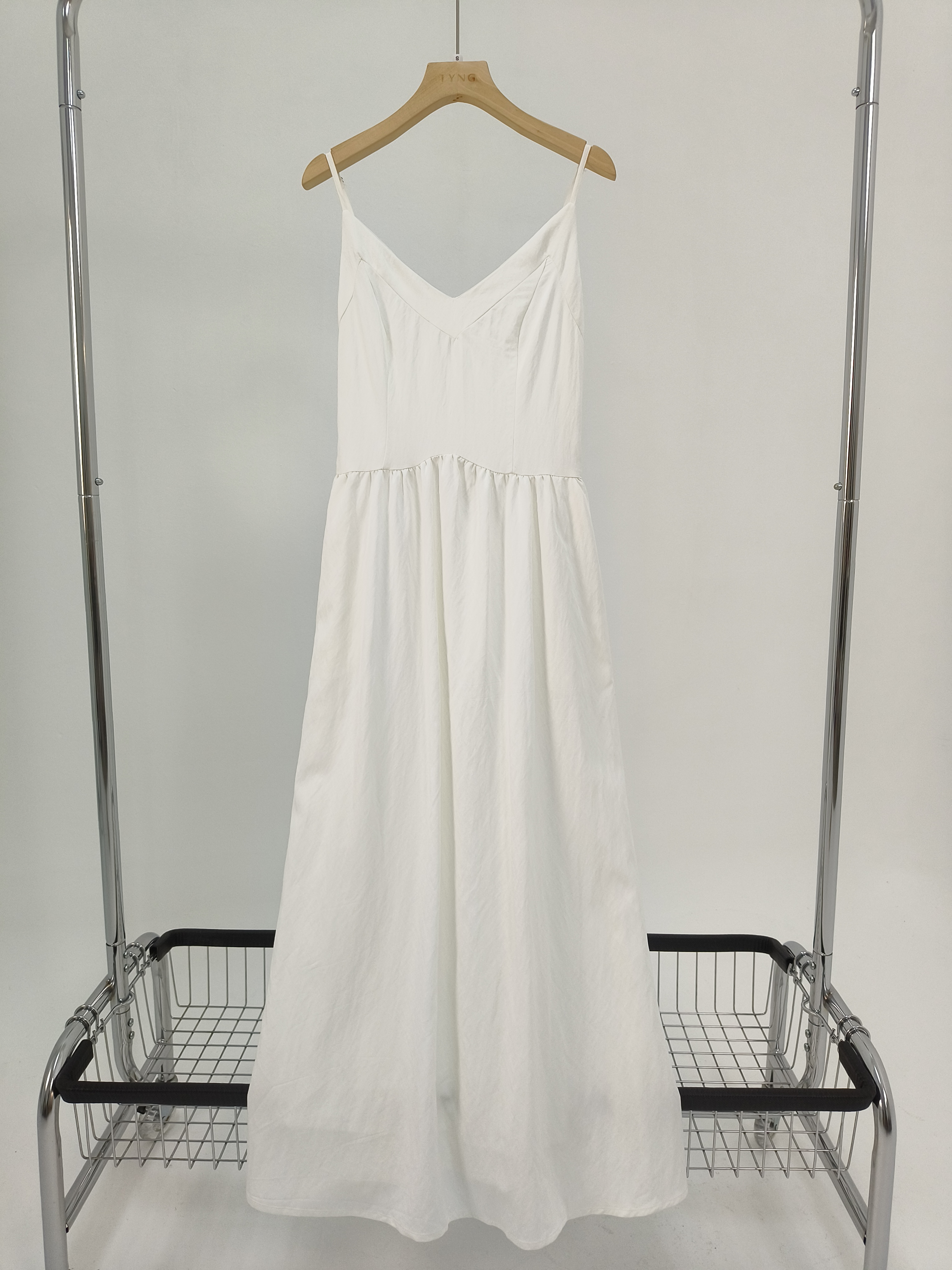 白色简约吊带连衣裙