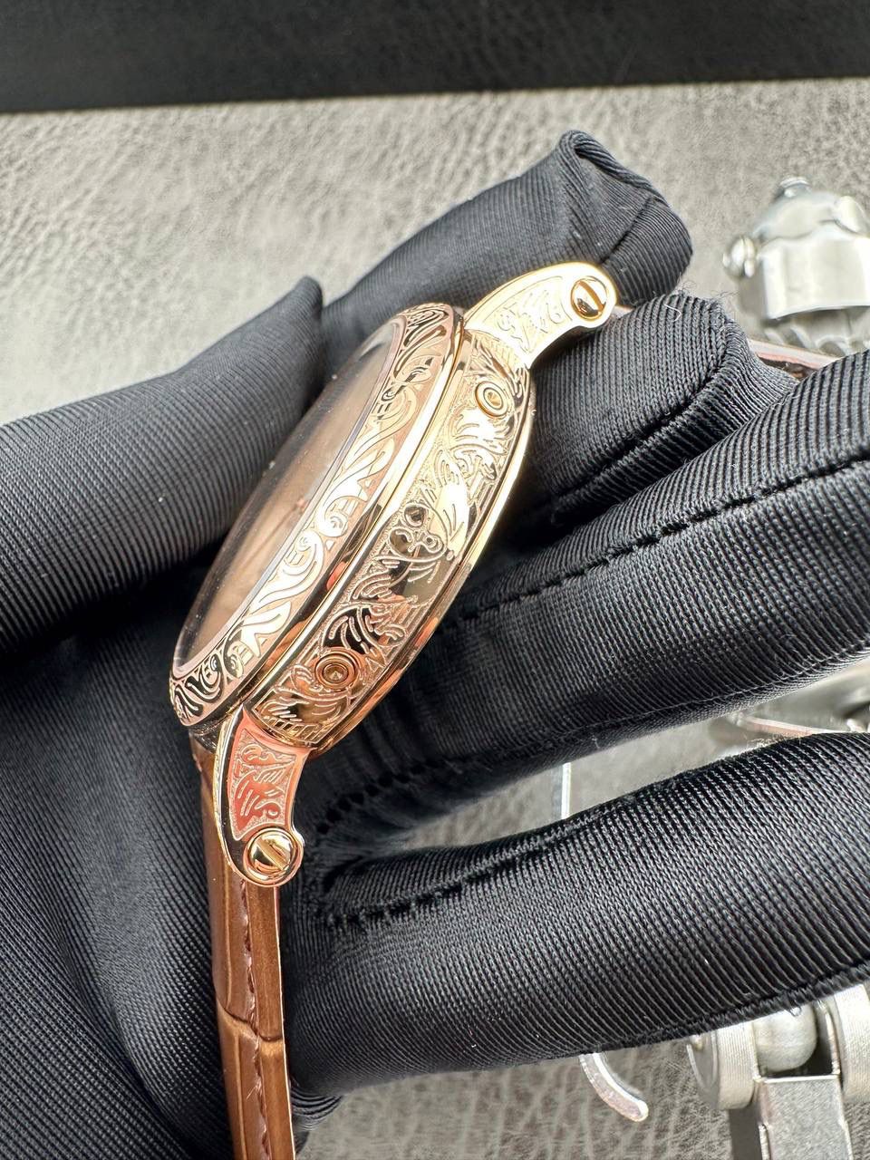 【铁划银钩 苍劲有力】高颜值新品墙裂推荐 精湛的工艺！ 年度最佳典藏之作——百达.翡丽古典超级复杂多功能 万年历功能腕表 团队历时两年多精心设计，不计成本，敢为人先，力求完美，克服重重难关，突破多层技术瓶颈，机芯型号为CH 29-535 升级版，质量稳定！ 【表带】经典意大利小牛皮表带，纹路清晰，质感好。搭配圈市面最顶级的百达翡丽灯笼表扣，通用原装无压力。 优雅的Calatrava雕花表壳极具个性，42毫米的表径适配大众男性手寸，非常商务可亦休闲。