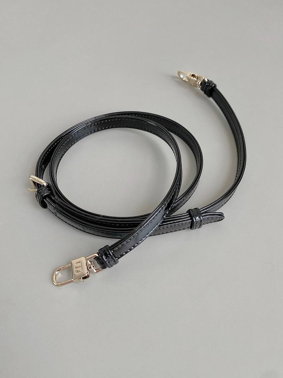 黑色超迷你🖤🖤 𝗗𝗶𝗼𝗿 𝗗-𝗝𝗼𝘆 𝗯𝗮𝗴漆皮款，新色 时尚果然就是轮回，回归了一把中古戴妃 长方包形，短链条➕细长肩带直接封神！！ 复古时髦感超强，真是什么场合都可以把住 绝对是lady中的天花板了，强势出圈啦姐妹们😍🤩 17.5×10.5×6cm