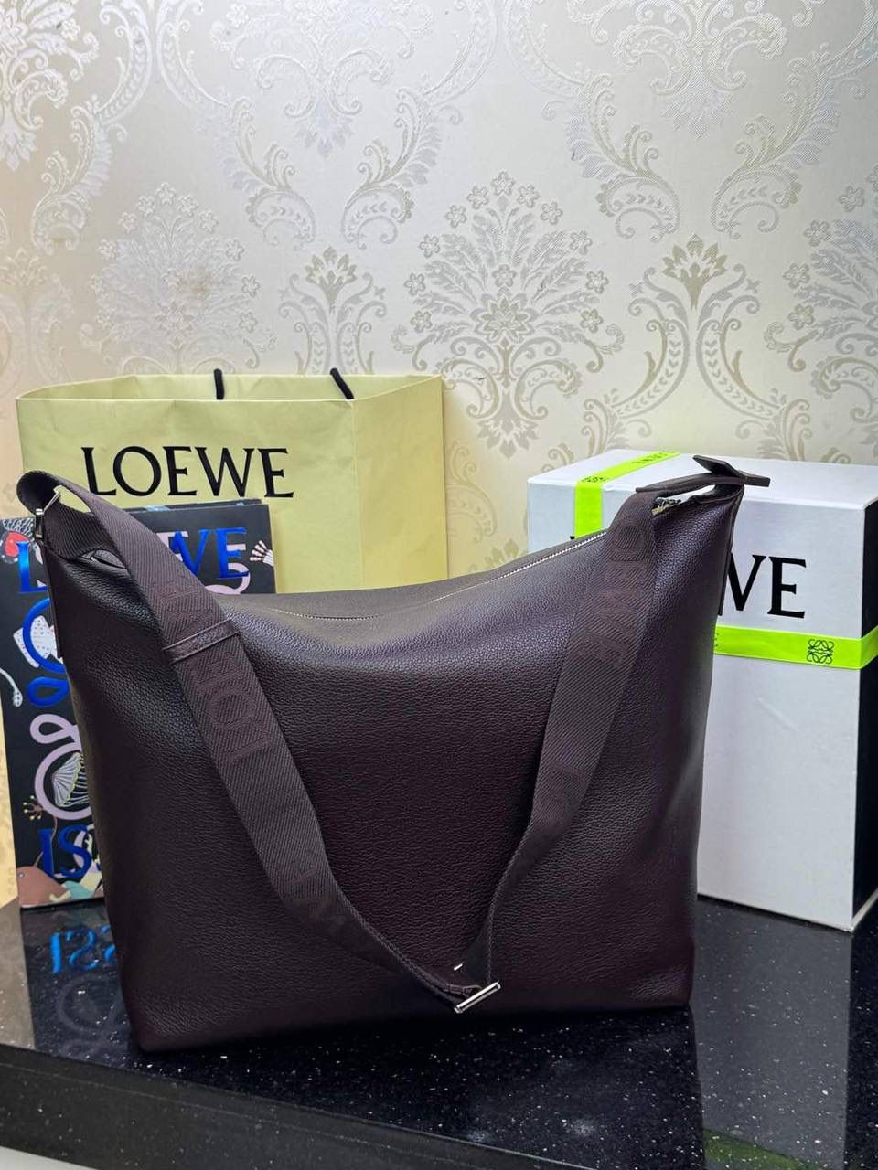 *𝐂𝐮𝐛𝐢 🍓2025最新款 大号斜挎包😎 尺寸:𝟒𝟒-𝟏𝟖-𝟑𝟎cm 编码:062353朱砂红 宽敞且柔软的cubi手袋，粒面牛皮柔软细腻，可任意折叠体形，配有Anagram刺绣提花肩带。 肩带可调节，可斜挎或侧背，拉链封口，绒面内里，内里可置放13/14寸笔记本电脑~