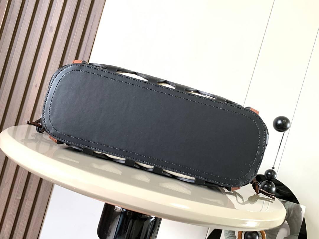 📍小号𝘼𝙣𝙖𝙜𝙧𝙖𝙢 𝙏𝙤𝙩𝙚镂空包 —【黑色到货😍】 编码：652210 尺寸：𝟑𝟐-𝟏𝟐-𝟐𝟓.𝟓𝐜𝐦 ❤️以品牌经典Anagram图案镂空牛皮革制成，搭配牛皮革提手肩带和人字形棉帆布束带内袋。 ❤️可肩背或手提。包包自重轻，容量大，优雅与洒脱，自由切换。