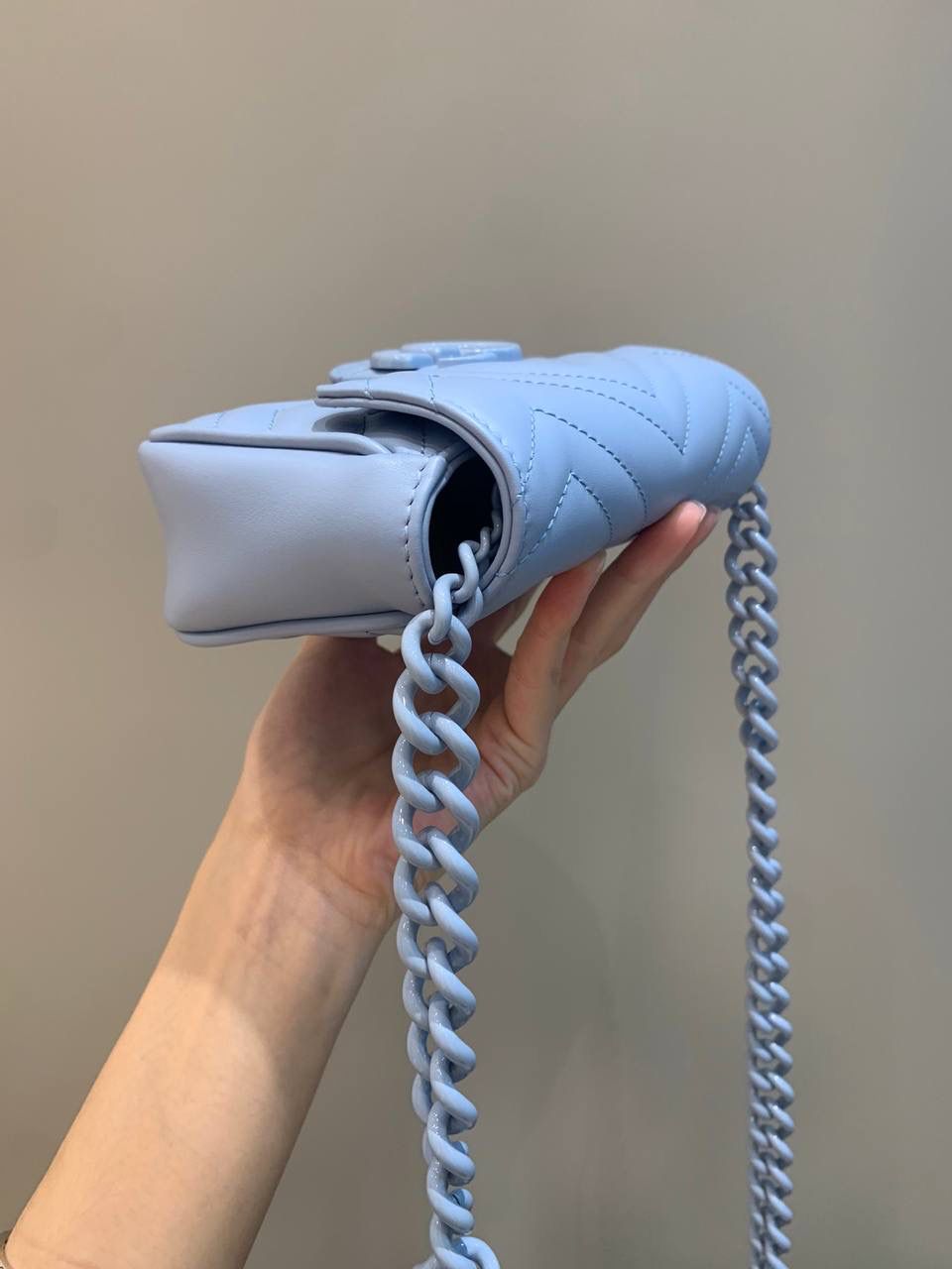 新背景实拍正品级 。马卡龙颜色：蓝色❤️‍🩹 这个颜色拍照巨难拍，怎么拍都会有色差，实物是比较浅蓝的马卡龙色，非常好看，纯正原厂皮然后搭配马卡龙五金，这个一下子就变得高级起来！ 型号699757；尺寸16.5/10/4.5cm