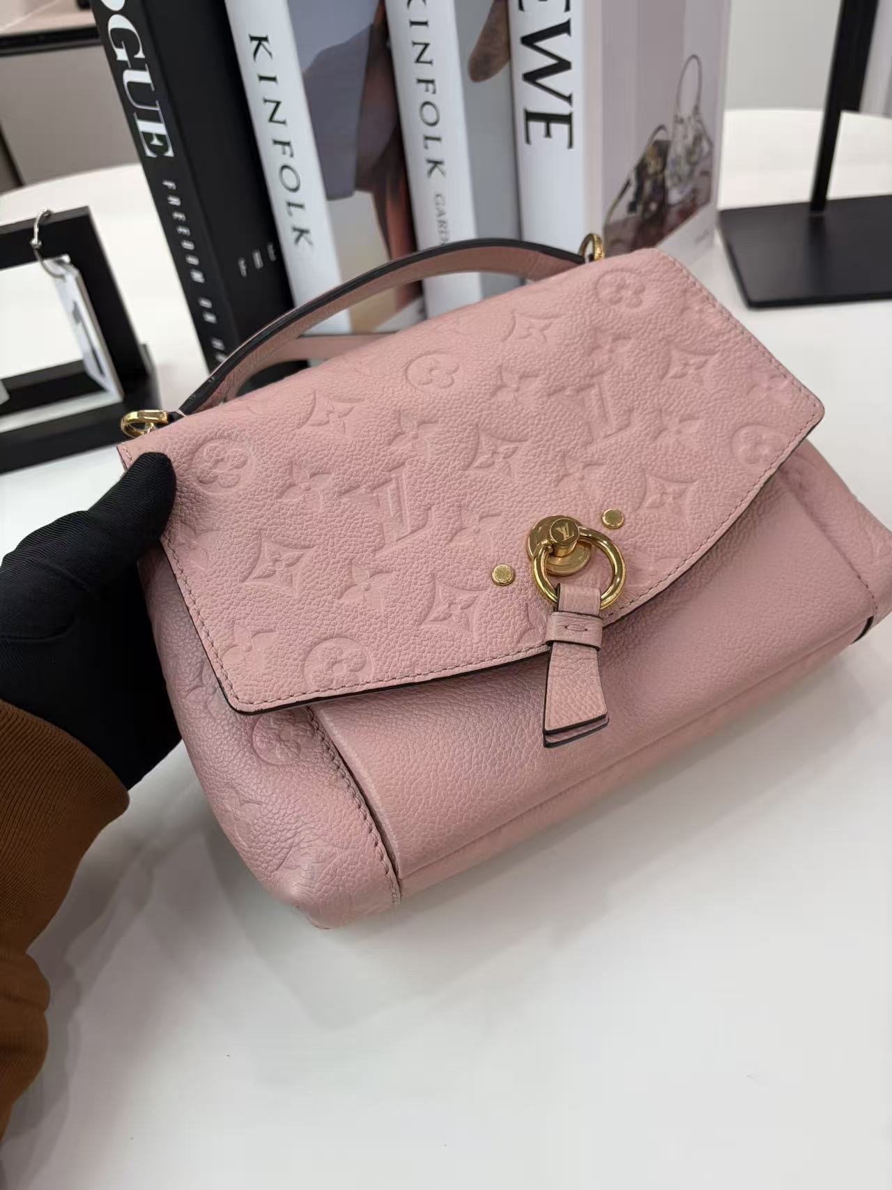 【預訂貨品】LV blanche全皮壓花郵差包