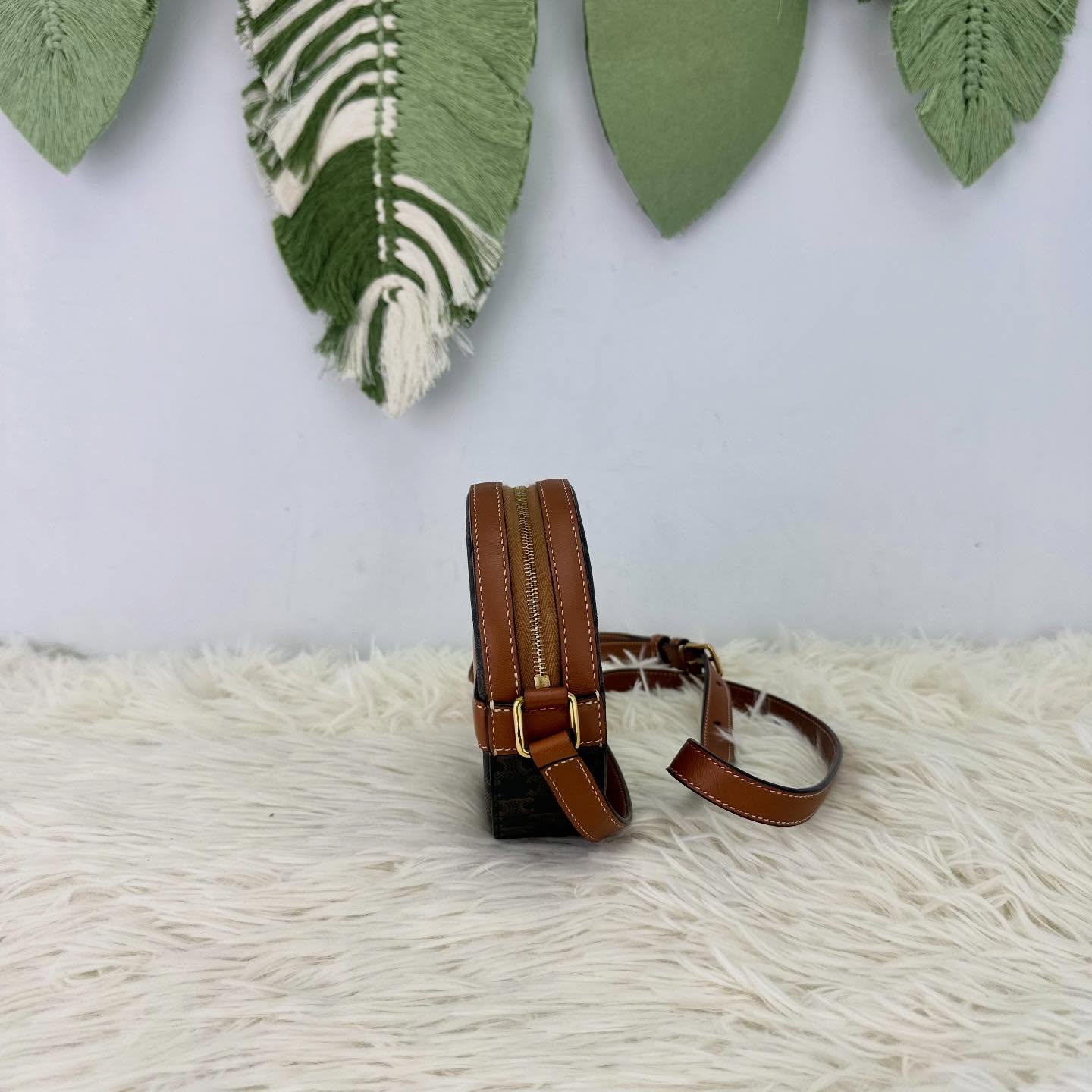 CELINE 🤍PRE OWNED Triomphe 凱旋門印花圓餅包 單肩斜肩包🤎