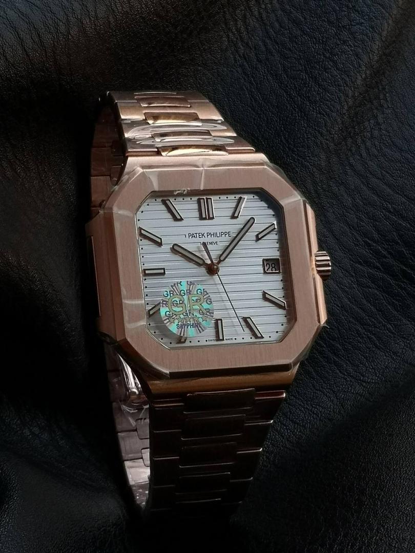 百达翡丽 方形 新系列CUBITUS 5821腕表 亮点特色：1️⃣机芯:搭载定制9015改Cal.26-330 SC一体机，调时不停秒，调时不停秒，摆轮位置均与正品一致，自动上链机芯。2️⃣钢带:316L定制级人体工程学表带，新扣款式。3️⃣表壳:尺寸45毫米厚度仅8.3mm，为表壳对角线长度(即10点位至4点位),因为表壳近似于方形，上下边的宽度会小于这一数值，所以视觉效果并不是很大。 搭配上，5821属于运动风格腕表，日常搭配正装和休闲风格也可以。