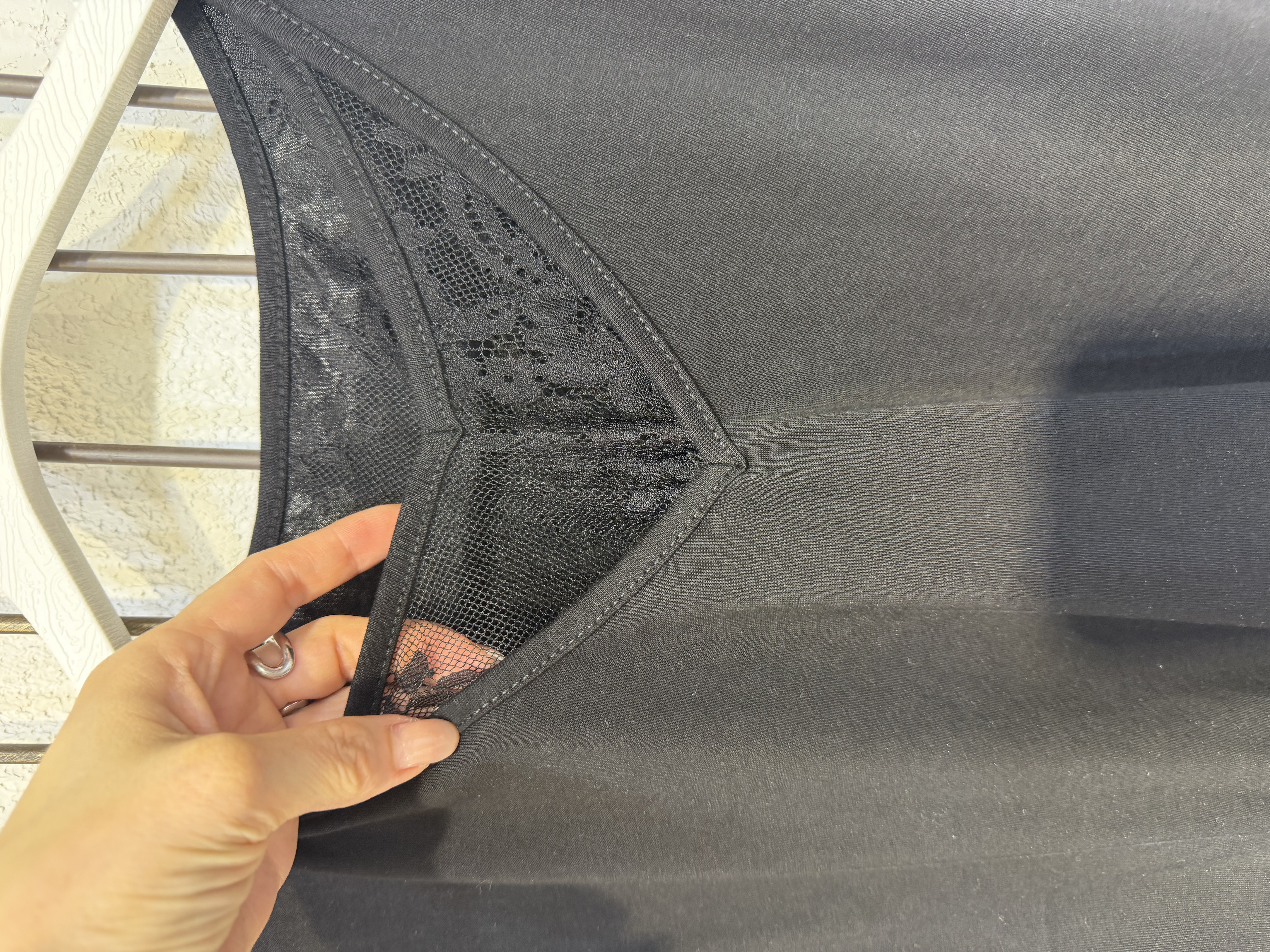 黑色蕾絲拼接短袖上衣