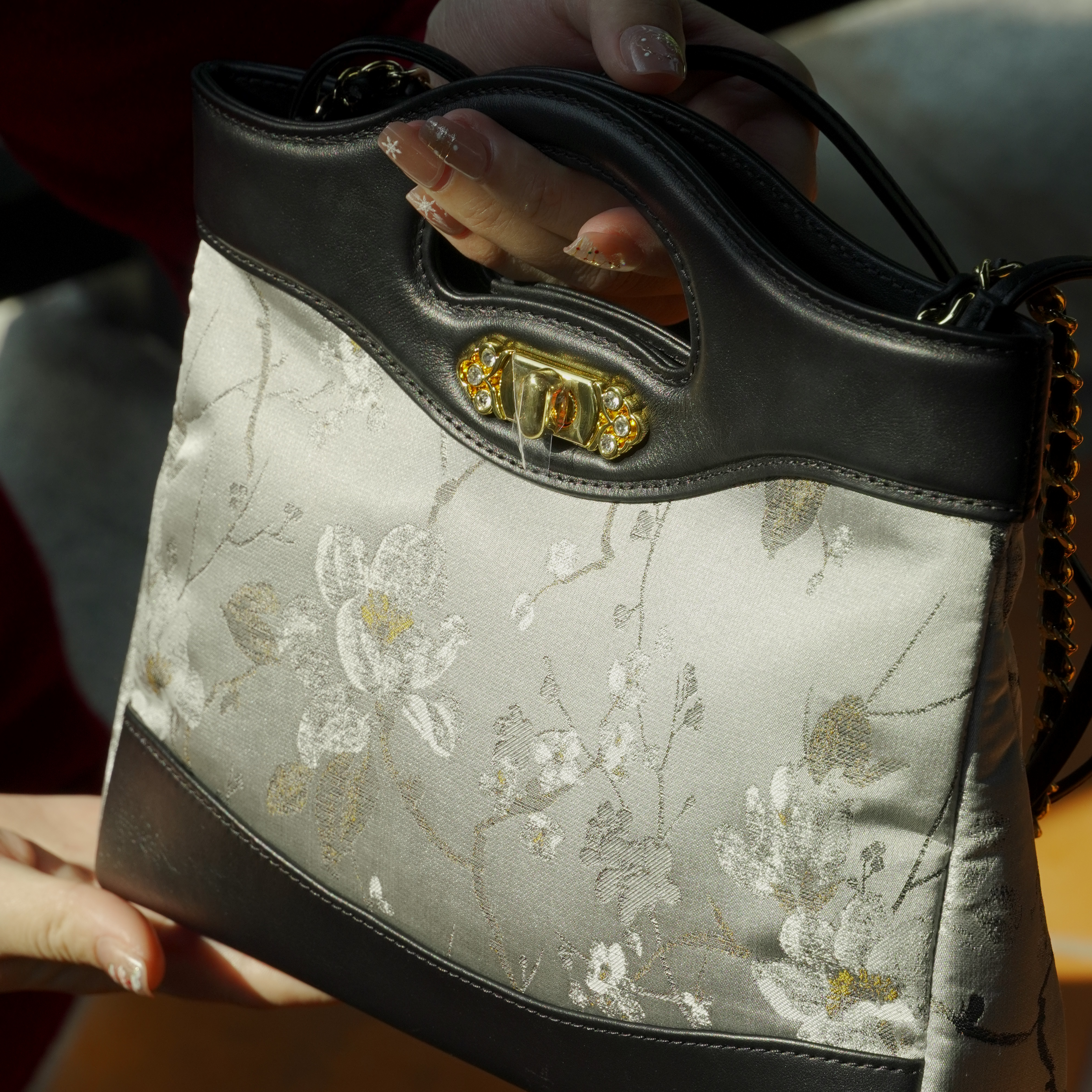 宋錦∞淺灰地梅花紋牛皮小號手袋。上久楷