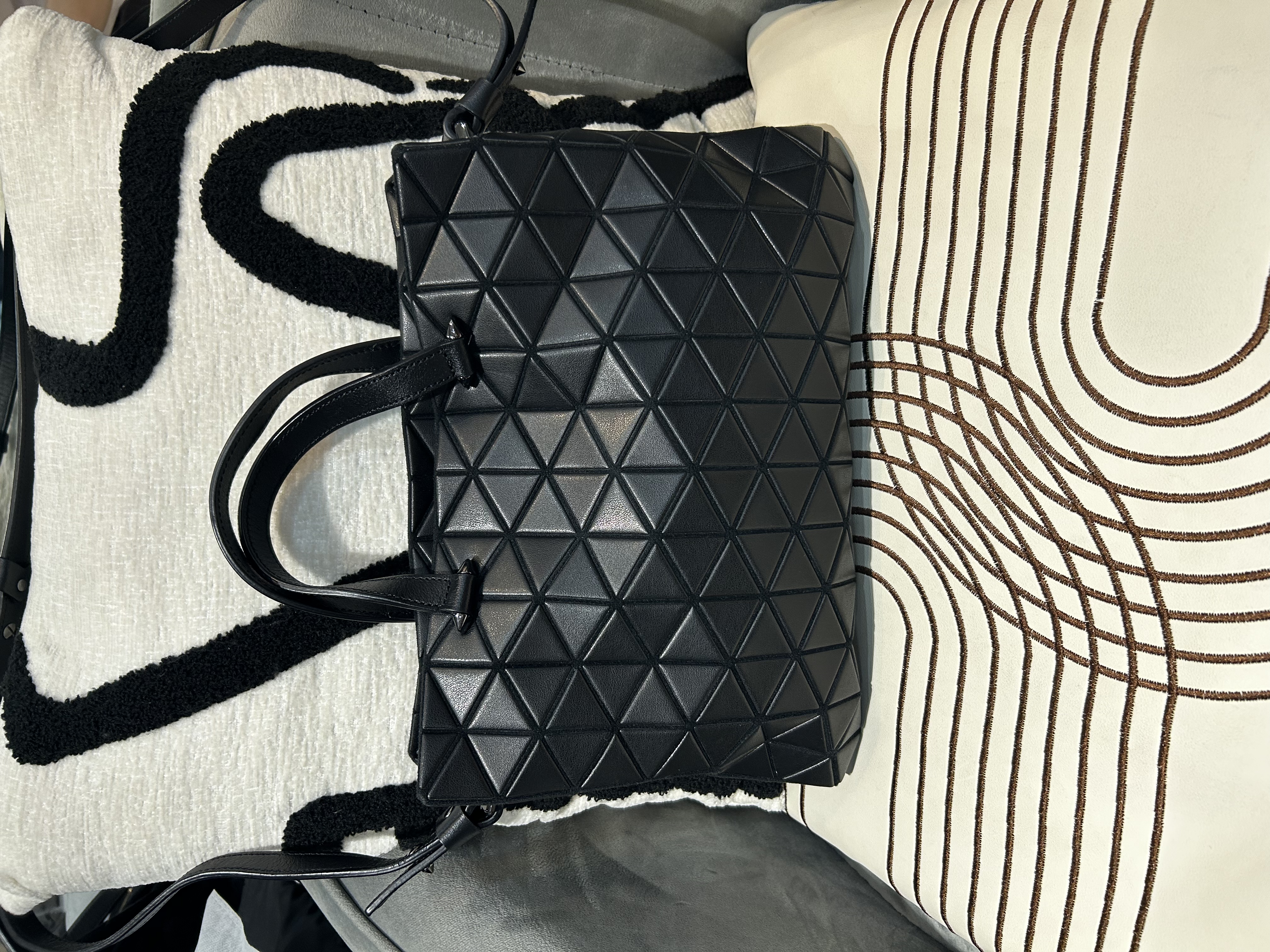 Issey Miyake Bao Bao Tonneau Matte Crossbody Bag 啞黑色牛皮