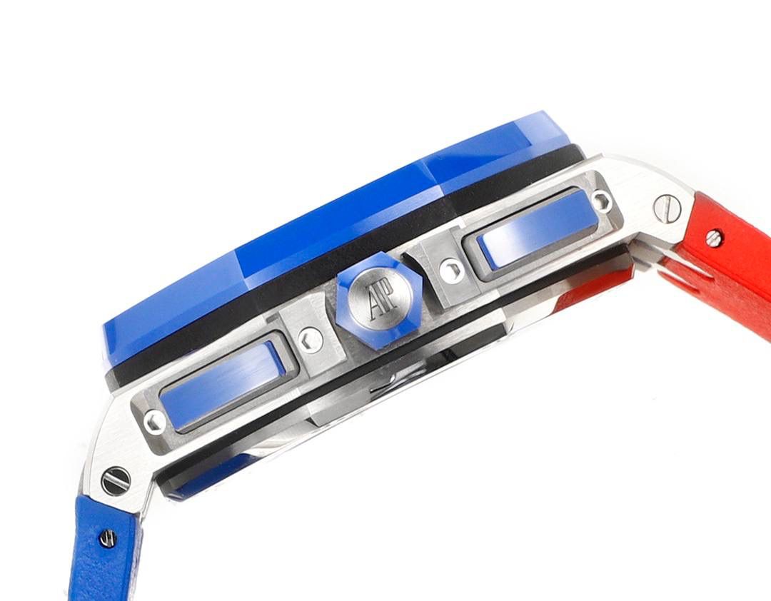 表盘以爱彼经典的大格纹为背景，一个个层次分明的方格排列，经过完美的打磨，将尽善尽美体现得淋漓尽致。三点位的日历表盘，在蓝宝石玻璃凹透镜的作用下，TPE扩大效果与原版一般无二。每一根大小表针，无论从各个角度来看都没有出现毛刺现象，这一点解决了大部分强迫症表友一直存在的烦恼！刻度与表针中间部位都采用瑞士进口夜光粉，每一个个体都做到手工填充，均匀饱满度是机器填充远远比拟不了的，亮度与发光颜色与原版几乎一致！机芯方面采用7750改3126的计时机芯，十二位的小秒，六点位和九点位的12小时计时与30分钟计时，完美的还原了原版的所有功能，经过JJF团队的精密打磨，大大提升了7750基础机芯的稳定性，缓解了一直以来计时机芯款式空有其表的尴尬现象！做到无可挑剔，堪称天花板级别，欢迎广大表友品鉴！💯🔥