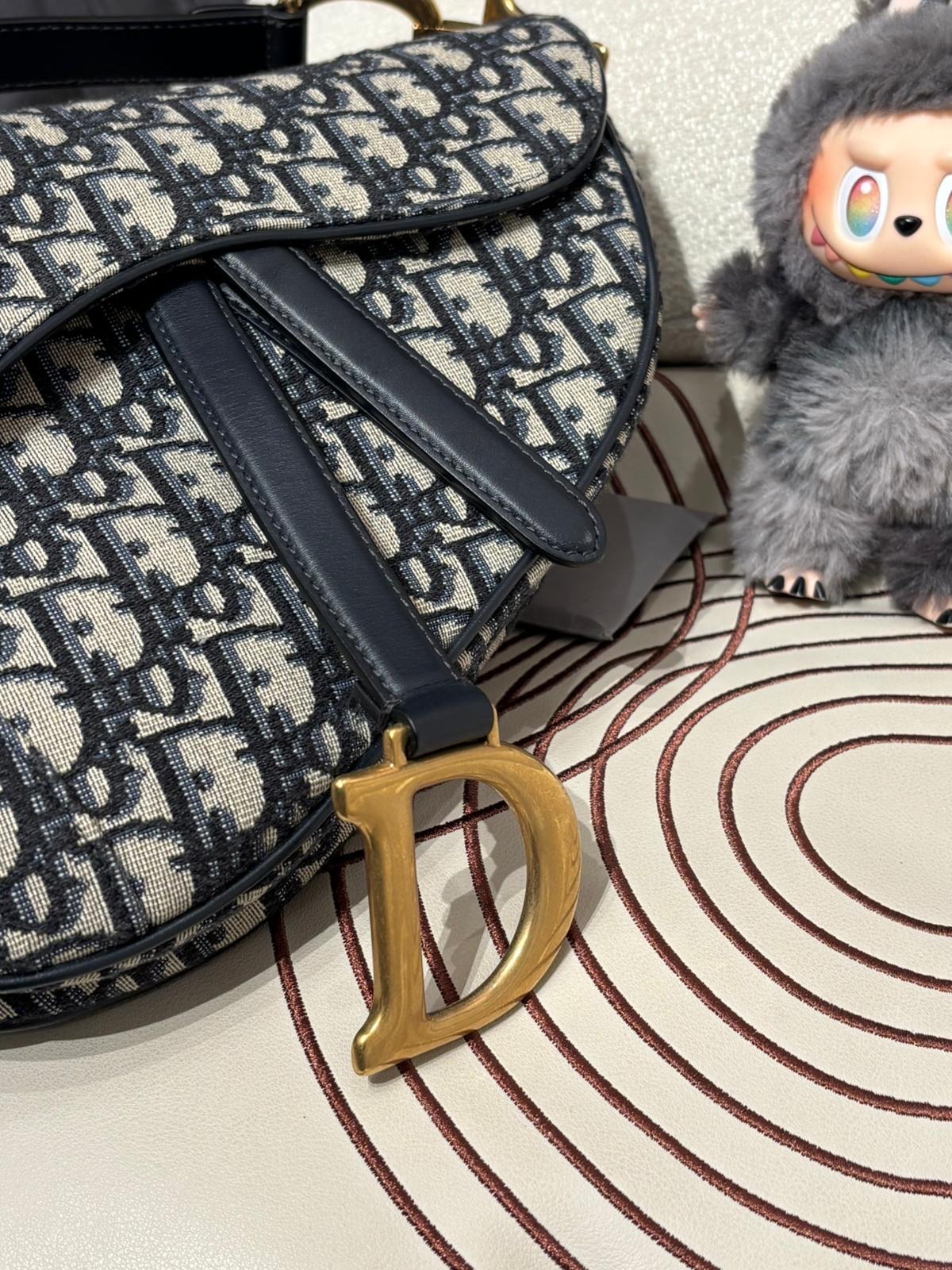 Dior Saddle Medium Hogo Bag 100%Authentic, 98%New ✅ certificate ✅Dust bag ✅Box