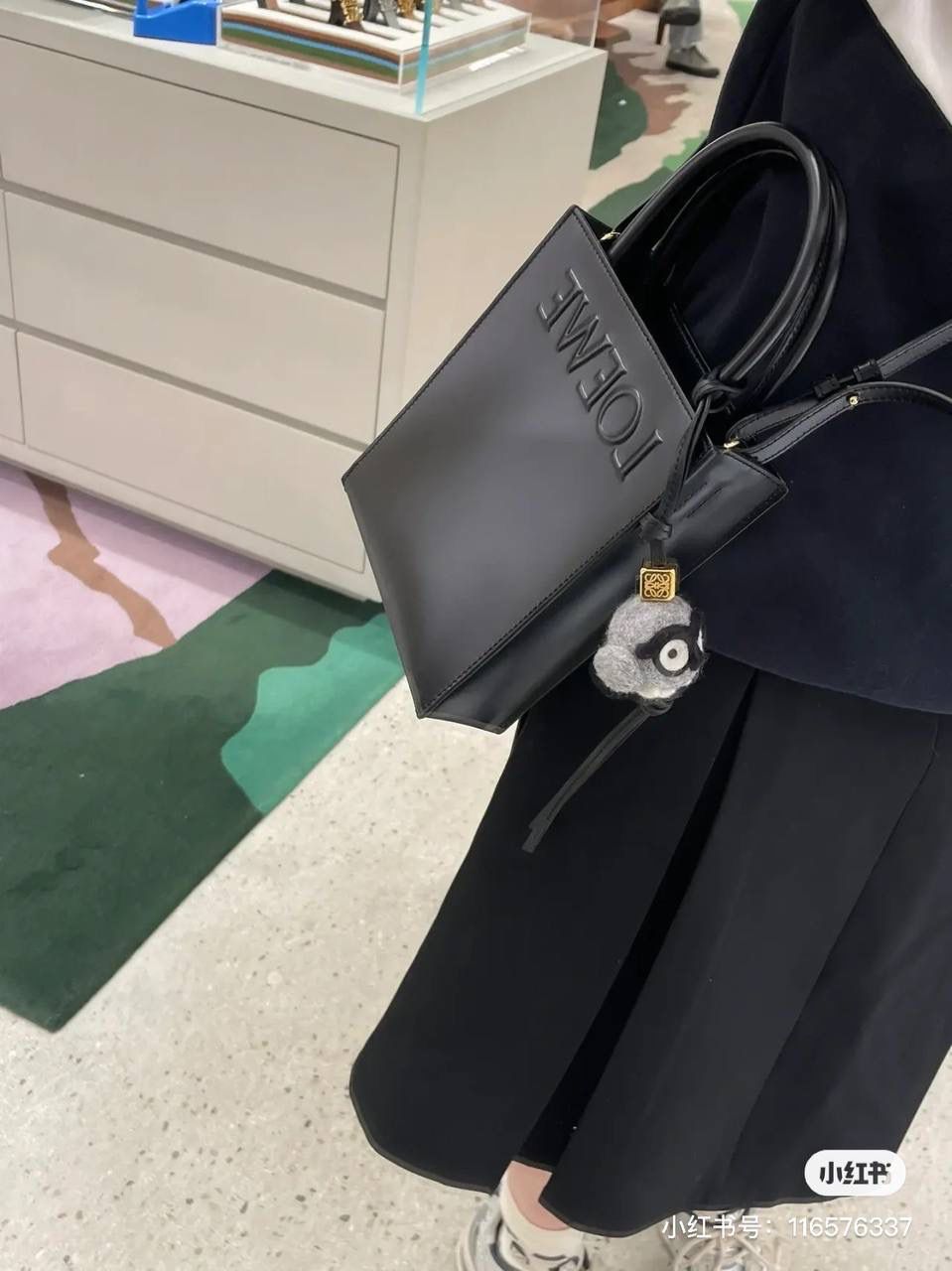 Standard A5 Tote手袋/黑色😍 小号尺寸:21-17-6cm 编码:652307 采用底部信封结构，可通过顶部提手或可拆卸肩带携带，油亮牛皮革制成，正面饰有徽章压纹，内衬人字纹棉纺布衬里。