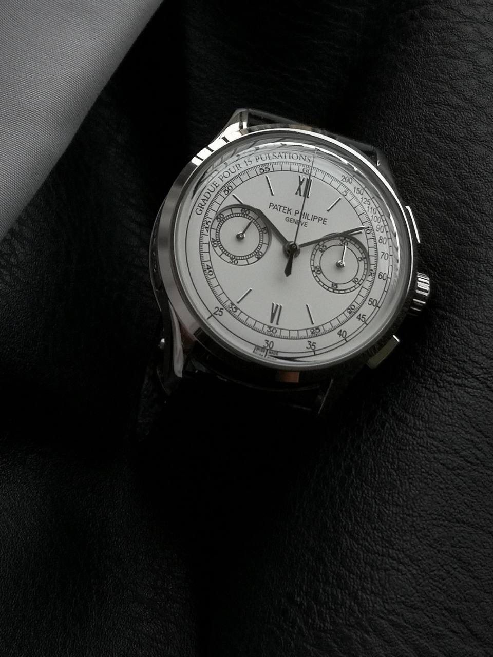 百达翡丽复杂功能时计5170G多功能腕表，堪称腕表精品当中的精品！😍✨🔥 腕表直径为42毫米，作为一款男士腕表，它的表盘大小适中。为我们奉上对称的美感，整个表盘的布局大方得体，包括了如此之多的功能的同时，又不会让人觉得繁杂。 机芯采用了7750机芯完美还原正品诸多功能，提供了强大的时间衡量功能。意大利牛皮表带，专属的灯笼扣，任何季节，任何场所，任何职业人均适合佩戴，让手腕佩戴得更舒适，让气质绽放。此款腕表具有30米防水功能，满足大众日常生活，休闲度假必备腕表。 百达翡丽5170G可以说是腕表中的精品，功能方面的巧妙构思，外观上的合理布局，以及优越的机芯性能，无一不体现出百达翡丽的独特设计，一件经典的艺术品，一件完美的收藏品。