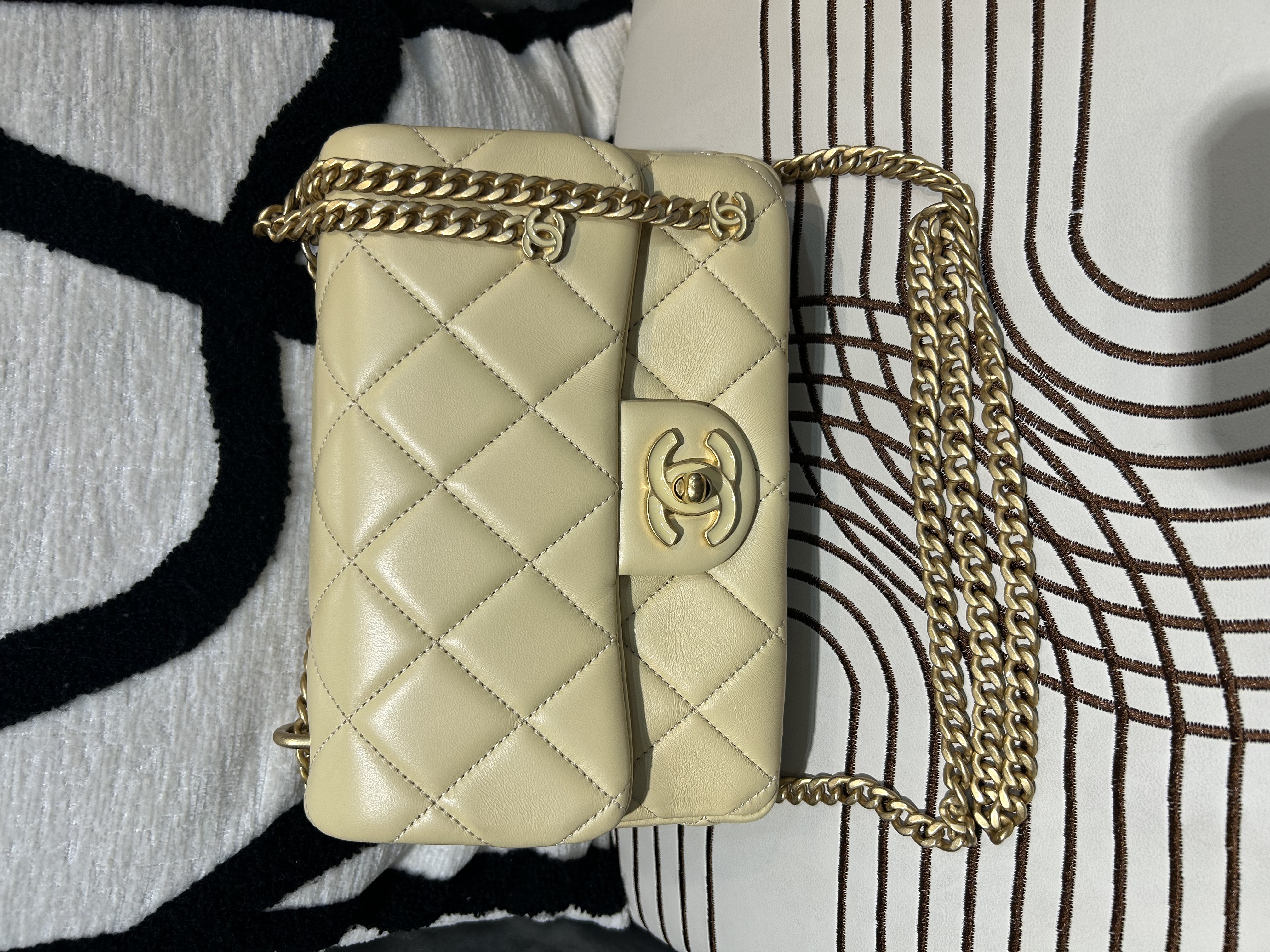 Chanel mini flap bag cc logo chain AS3114 100%Authentic ,98%new ✅專門店收據✅晶片✅dust bag✅盒 