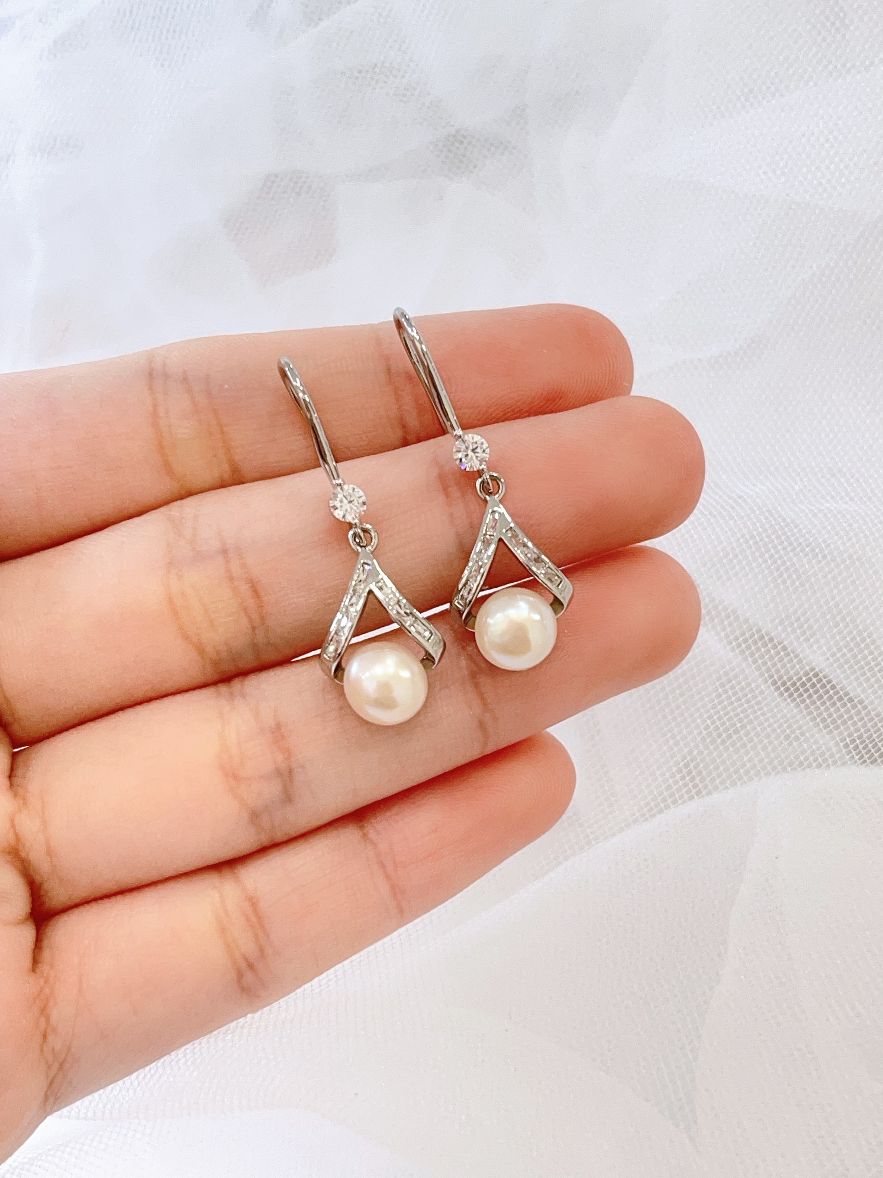 气质镶钻边框珍珠长款耳环