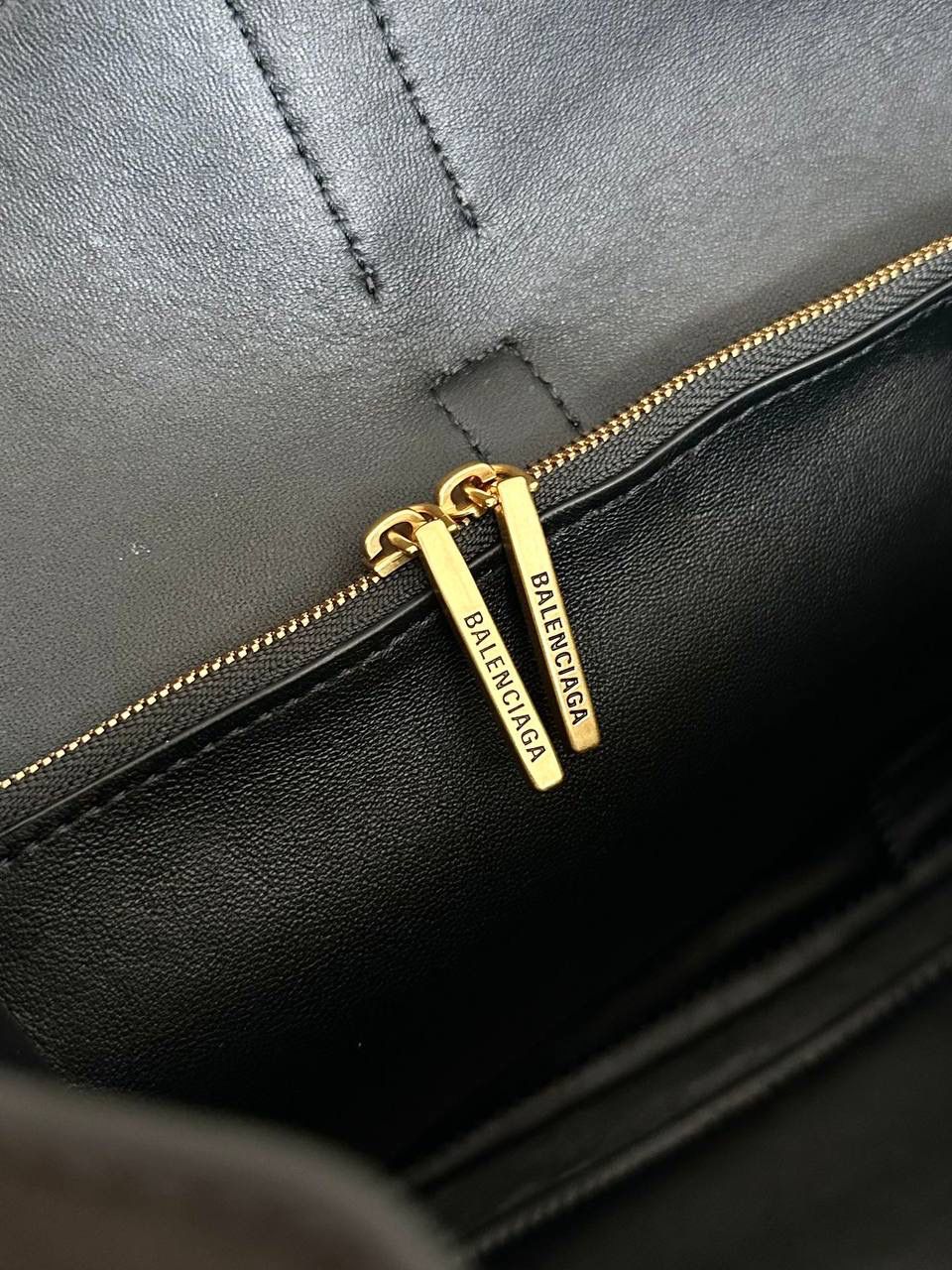 销量王🔥 ba1enciaga bel air 黑金中号🖤 新发手袋，火力全开 B家这季是打算了H家杠上了哈哈哈！ 我想说的是，从rodeo开始，B家就赢麻了 这个bel air是真好看，它还很好玩儿～ 第一，包身两边的耳朵处可收紧，也可敞开 第二，包身前面三个"小口袋"是假的！它翻起来用皮带穿过去后，就可以得到另一个极简风的bel air！这个设计我给一百分❗️ 总共有5种结构可以玩弄，太有意思啦😆 超大的包身，可以装下全世界 29×26×16cm805481m