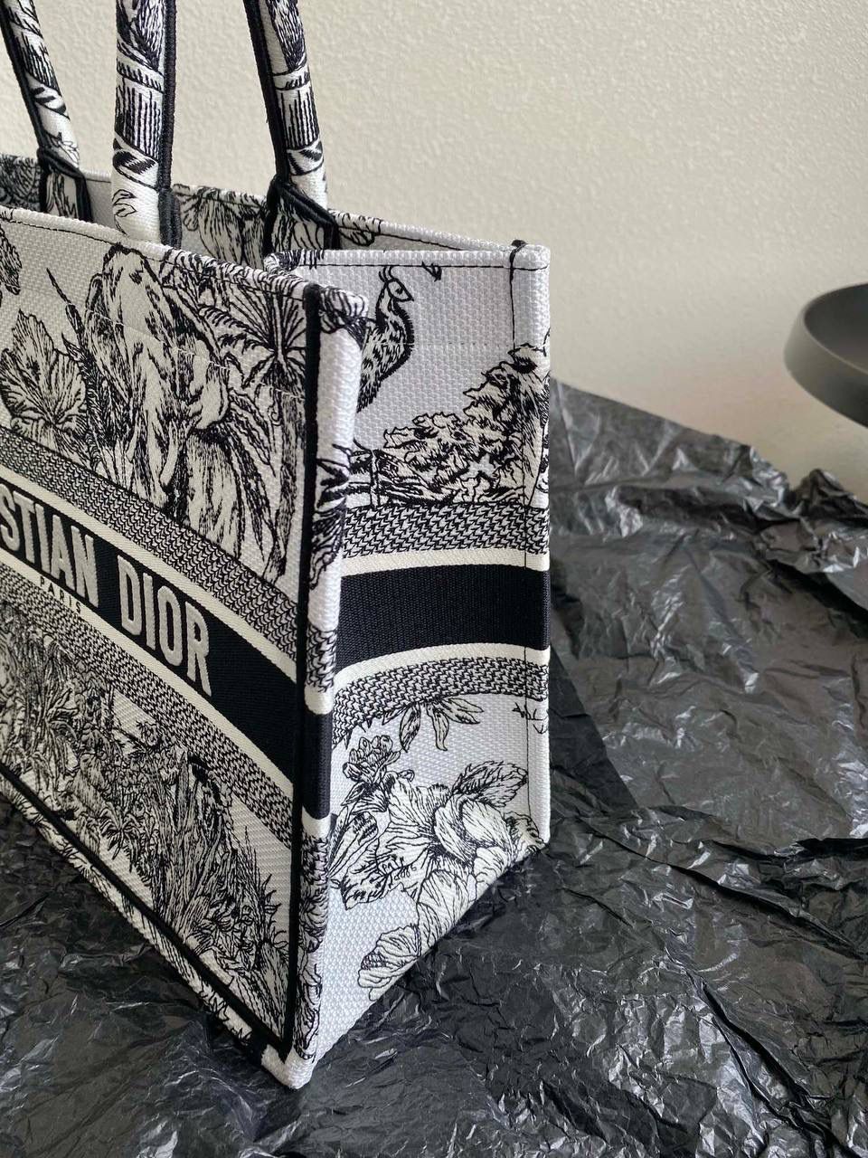 🈶黑白动物园中号 𝗖𝗗 𝗕𝗼𝗼𝗸 𝘁𝗼𝘁𝗲23最新购物袋 将经典的茹伊图案加老虎大象孔雀等 把印度文化中的代表性动物都融合一起 异国风情的浪漫，这不只是包，还是艺术品💐🎀 喜欢极简风可以选这黑白色调的 36.5×28×17.5cm