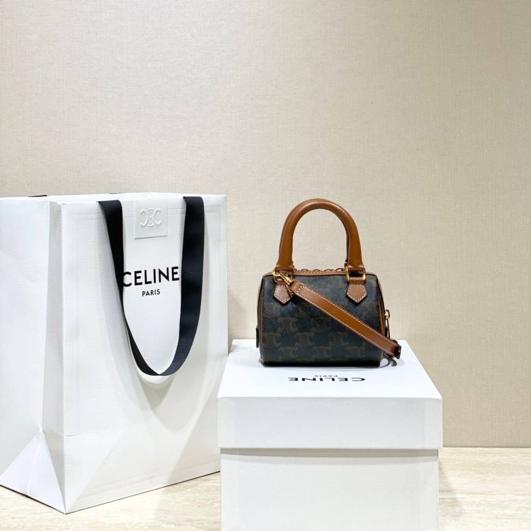 🔥大货实拍图 𝗖𝗘𝗟𝗜𝗡𝗘 ♥ 𝗧𝗥𝗜𝗢𝗠𝗣𝗛𝗘 𝗖𝗔𝗡𝗩𝗔𝗦 迷你波士顿，可爱炸💥除了可爱就是太可爱了🤣～ 型号：195112 尺寸14*9.5*8cm