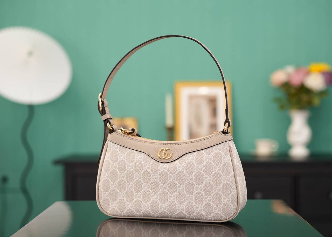 🥯GG Ophidia系列小号手袋 腋下包 燕麦色 25cm 意大利Marbella Pellami进口皮,猪皮纹配经典的双G老花PVC,也是很别具一番风格的！简洁大方超百搭，这款腋下包版型款式都很nice，值得入手~燕麦色超级适合夏天哟！ 官方款号 735145 尺寸：25x15x6cm