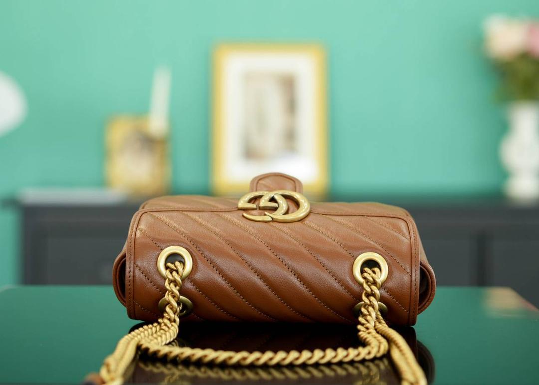 👜Marmont系列肩背包经典款 焦糖色 22cm💕 （原厂皮 全铜五金） 正品售价¥18.000 独家原厂皮发售 限量级别 GG招牌款，镇店之宝 焦糖色满满复古气息！ 原厂牛皮搭配经典的双G扣，复古做旧风格 经典百搭~ 官方款号 446744 尺寸小号：22x13x6cm 尺寸大号：26x15x7cm