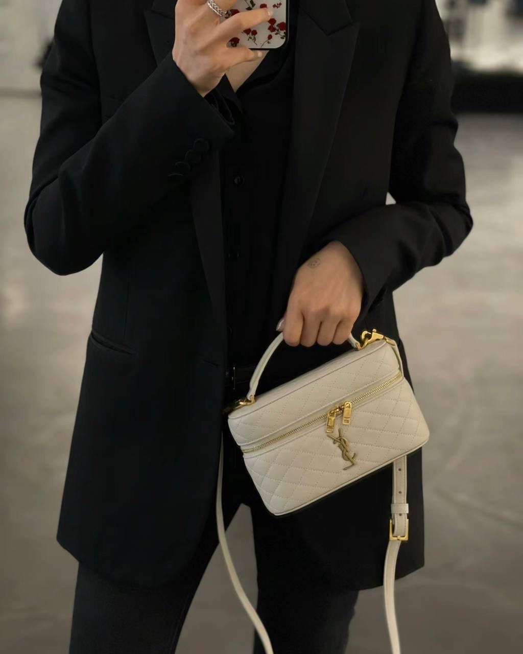 ys1 mini gaby vanity手提小盒子 白色🤍 小可爱来袭，嘿嘿嘿 他们家不只是大包精彩 小包设计得也很出彩 它是有点箱包的设计 像个化妆包，也像小废包 但是它一点都不"废"哦 容量超级优秀，放手机📱正正好 这个包难做的是它的菱格的蓬度 不能完全平整，也不能像小香那样的蓬 微微鼓起的内托最难做 就是所谓的"肉感" 小羊皮的细腻程度也是和zp一样的 市场上你们可以去对比这只包的做法 整只包的灵魂我们是研究透了的！😍💕 18×11×6.5cm766731m