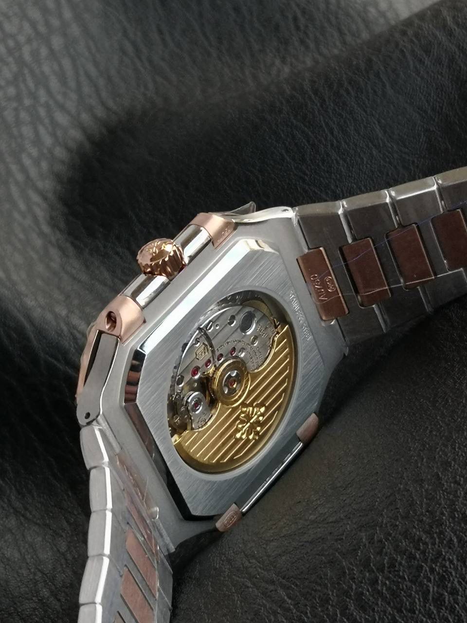 百达翡丽 方形 新系列CUBITUS 5821腕表 亮点特色：1️⃣机芯:搭载定制9015改Cal.26-330 SC一体机，调时不停秒，调时不停秒，摆轮位置均与正品一致，自动上链机芯。2️⃣钢带:316L定制级人体工程学表带，新扣款式。3️⃣表壳:尺寸45毫米厚度仅8.3mm，为表壳对角线长度(即10点位至4点位),因为表壳近似于方形，上下边的宽度会小于这一数值，所以视觉效果并不是很大。 搭配上，5821属于运动风格腕表，日常搭配正装和休闲风格也可以。