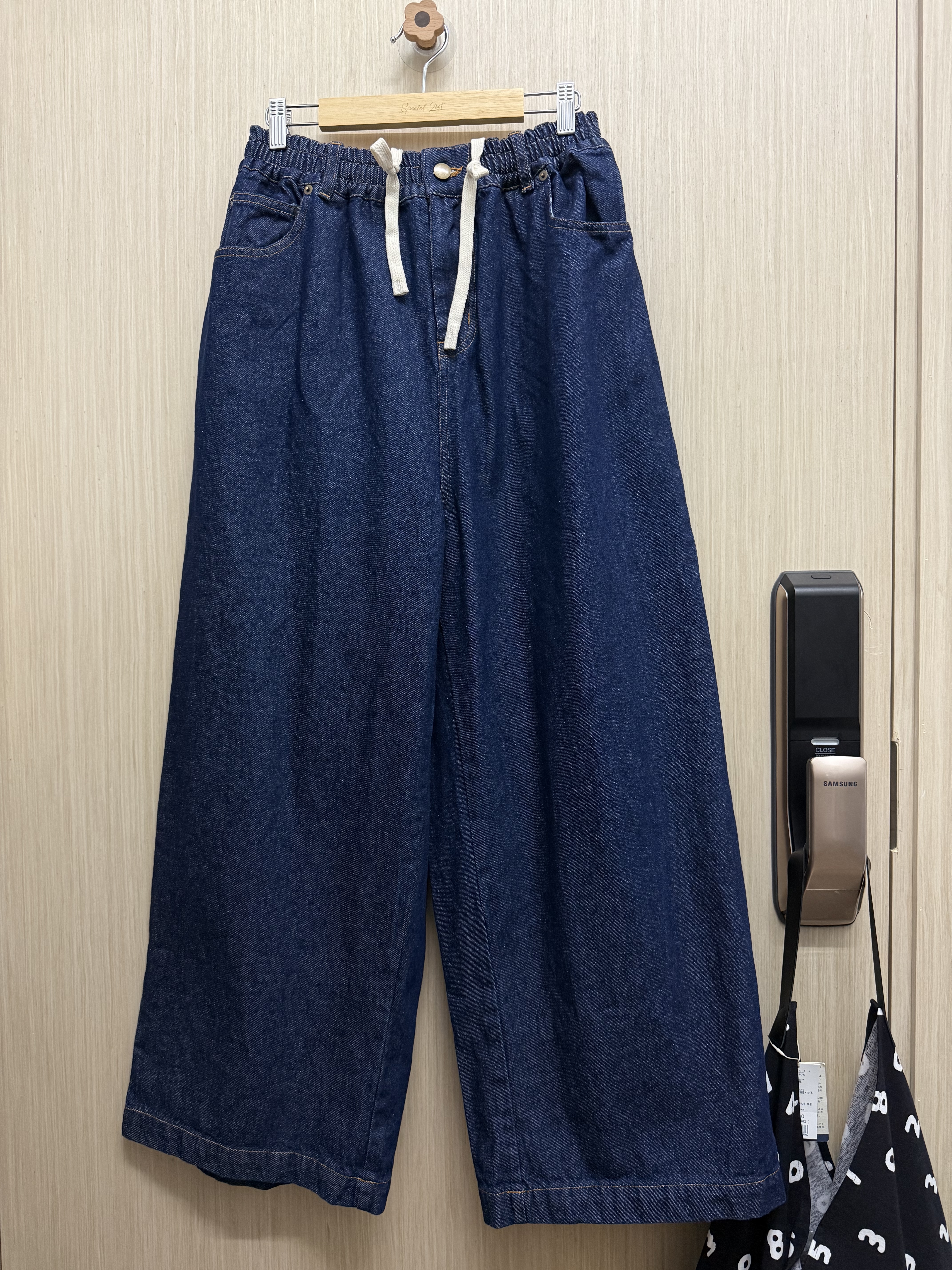 明線直筒牛仔褲（牛仔藍）