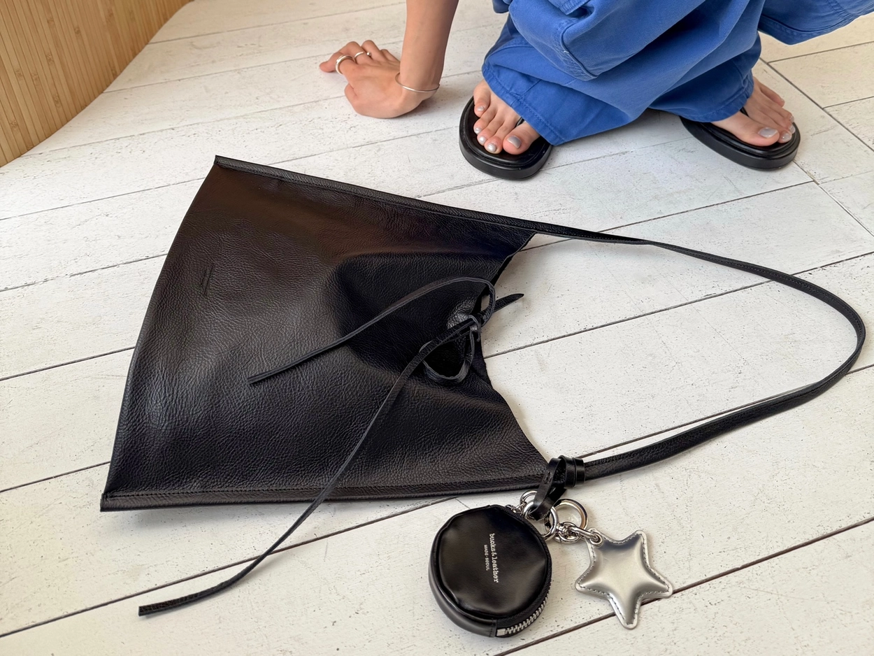 【26SS 】預訂_Flat Shoulder by Bucks & Leather