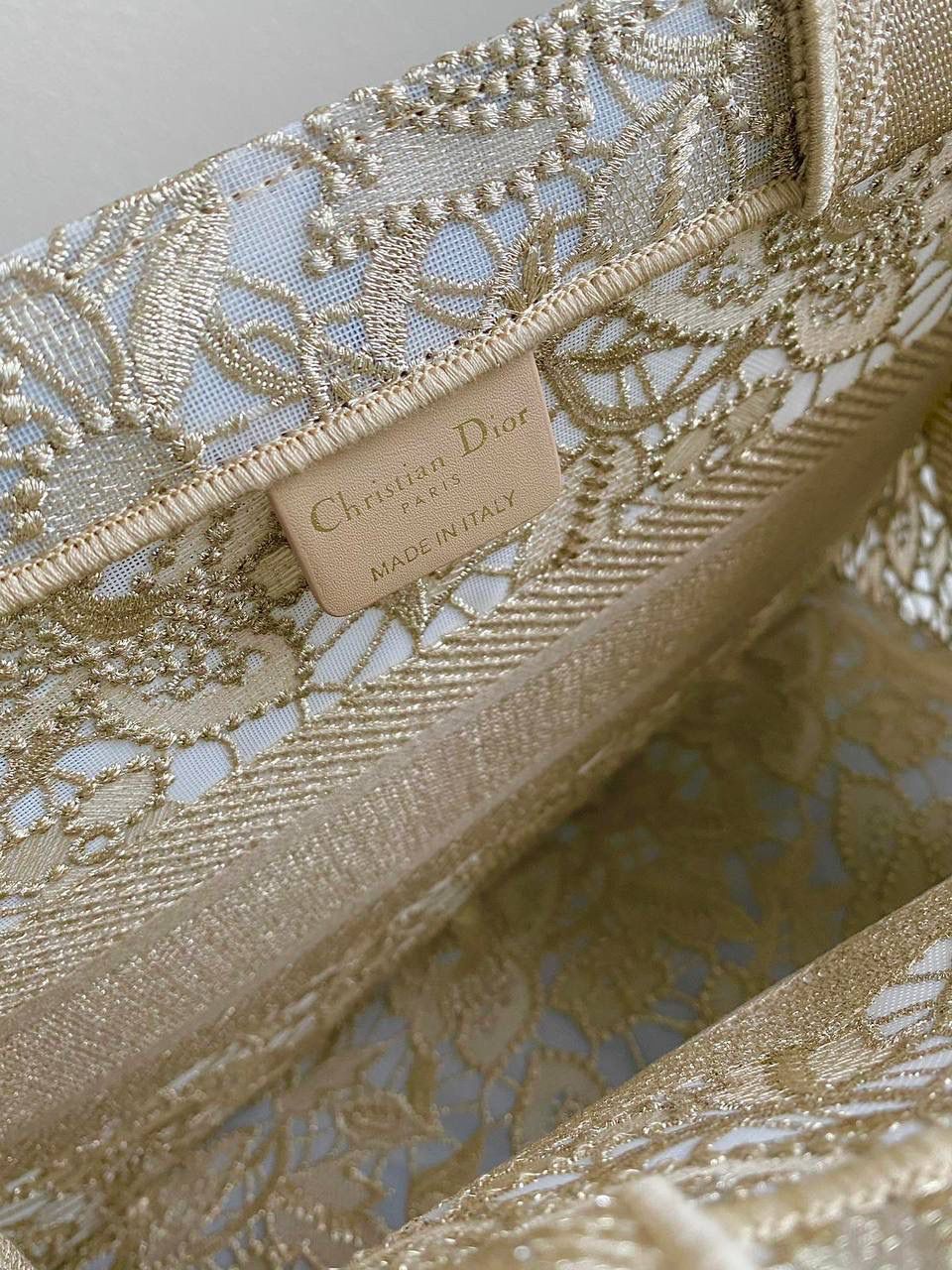 🈶蕾丝金色中号 𝗖𝗗 𝗕𝗼𝗼𝗸 𝗧𝗼𝘁𝗲 23夏季新款 不愧是宇宙仙牌，最好看的托特 雪白色网纱➕立体蕾丝刺绣美出天际了 蕾丝是女性物语，是隐而不露的小心机✨ 与花纹刺绣相结合，少女的情意，好会啊！ 第一眼就沦陷了！谁不惊叹这只绝美艺术品 36×27×16cm