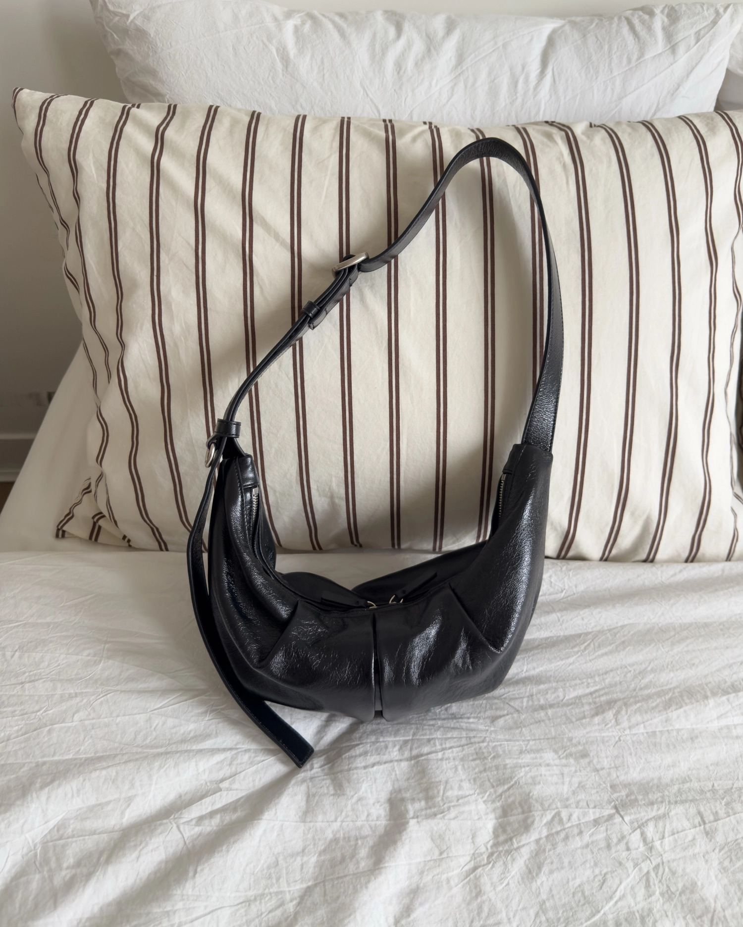 Bucks & Leather 正韓質感羊皮立體褶皺可調節牛角包