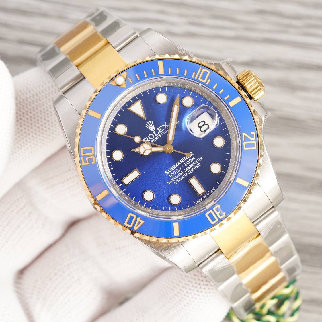 劳力士Rolex潜航者41MM 震撼发布！ 【技术优点】 1⃣️直径41MM新款水鬼【表圈】圈口一体成型（非蚀刻）蓝宝石夜光珠，铂金电镀刻度色泽均匀永不褪色，绿鬼翠绿透亮，黑鬼深邃如墨。超强夜光。🎮NH2 2⃣️ 【表镜】采用蓝宝石材质的抗刮损镜面，蓝膜日历晶体。 3⃣️ 【904L 精钢表壳】通过精心打磨和严格的质量把控，确保版型到位，拉丝和抛光能够比肩正品工艺 ，由内到外匠心打磨，表壳尺寸数据完美还原。🎮 4⃣️ 【一键弹扣】表带顺滑，同样904L精制而成，带粒和表扣细节均做倒角打磨，佩戴手感柔软舒适，操作不费力，表扣编号1LD。 5⃣️防水性能可与正品匹敌——旋入式外圈、底盖及上链表冠系统，接合中层表壳，极致展现蚝式钢表壳的防水性能！防水300M！