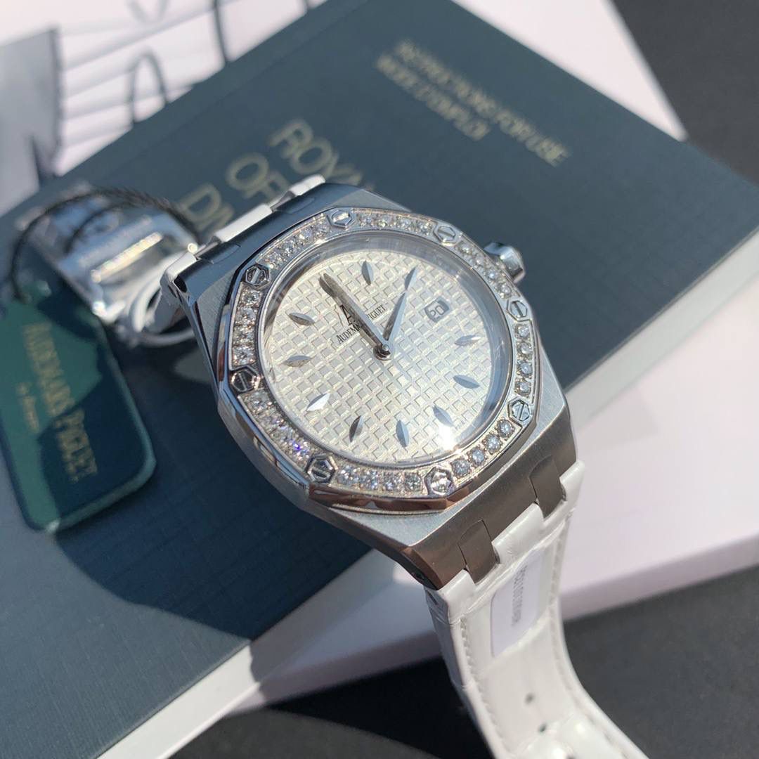 全网女神看过来😍😍这款爱彼女表才是最具有性价比的… 爱彼皇家橡树系列型号67601石英腕表，皇家橡树系列独有的八角形外观还拥有爱彼独特的设计风格也将女士优雅风格融入其中，深受女明星们的爱戴，表带澳洲湾鳄鱼皮，即使只有33毫米的小尺寸，也将爱彼独有的纯净美感与刚毅线条展现的淋漓尽致，而镶满钻石的表圈也为佩戴的女士增添了更多的柔美。（32颗明亮式切割美钻，总重约0.65克拉）巴蒂镶嵌一枚半透明凸面蓝宝石，搭载瑞士进口石英机芯，拥有实用的日历显示功能，女士们佩戴起来不会显得沉重 ，配专柜最新全套包装发货！这种货一般数量不是很多哦