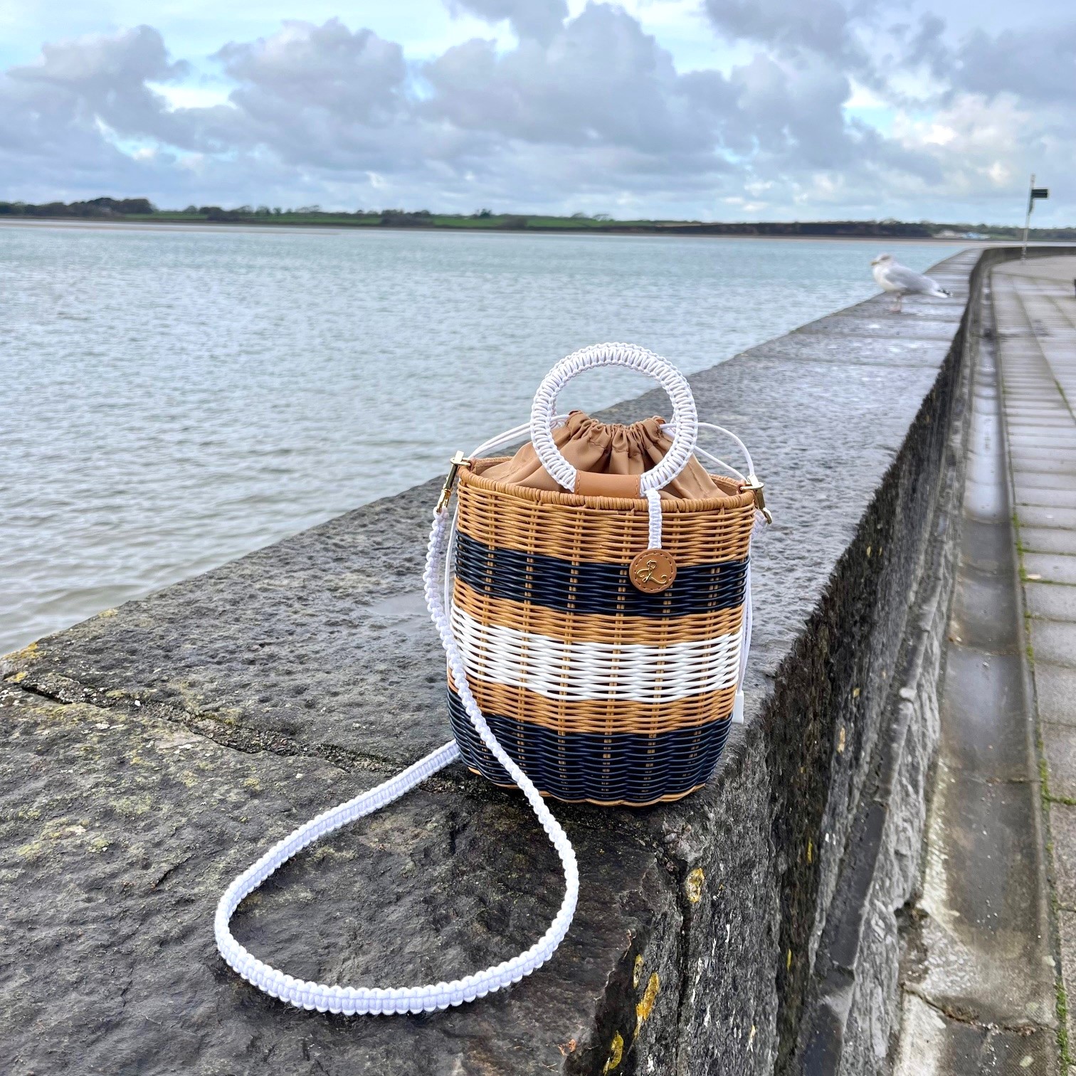 PLASTIC ART - Striped Woven Bucket Tote